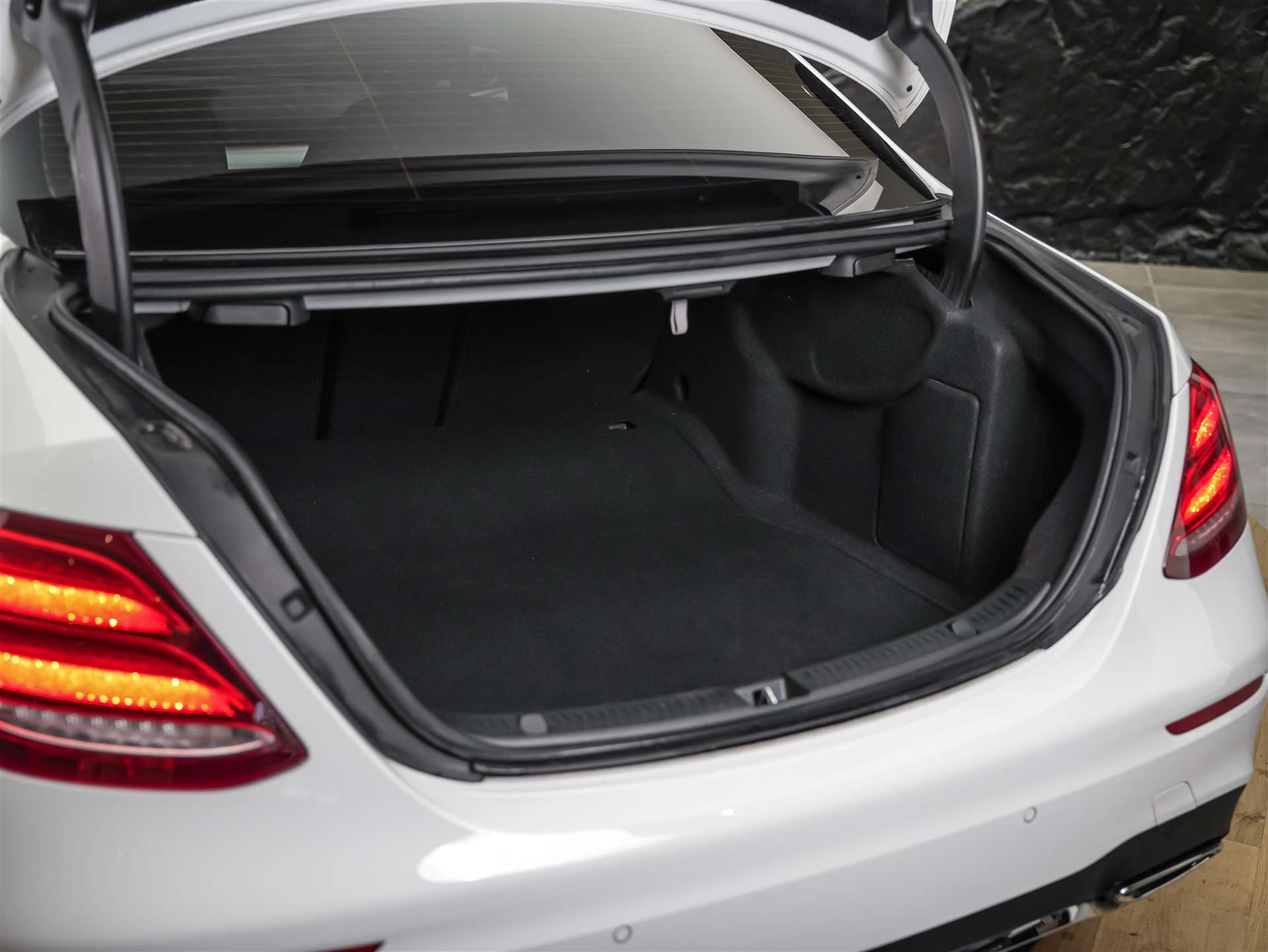 MERCEDES-BENZ E 220 d AMG Line 9G-Tronic *Facelift*Multibeam LED*ACC*360° Kamera*-image-35