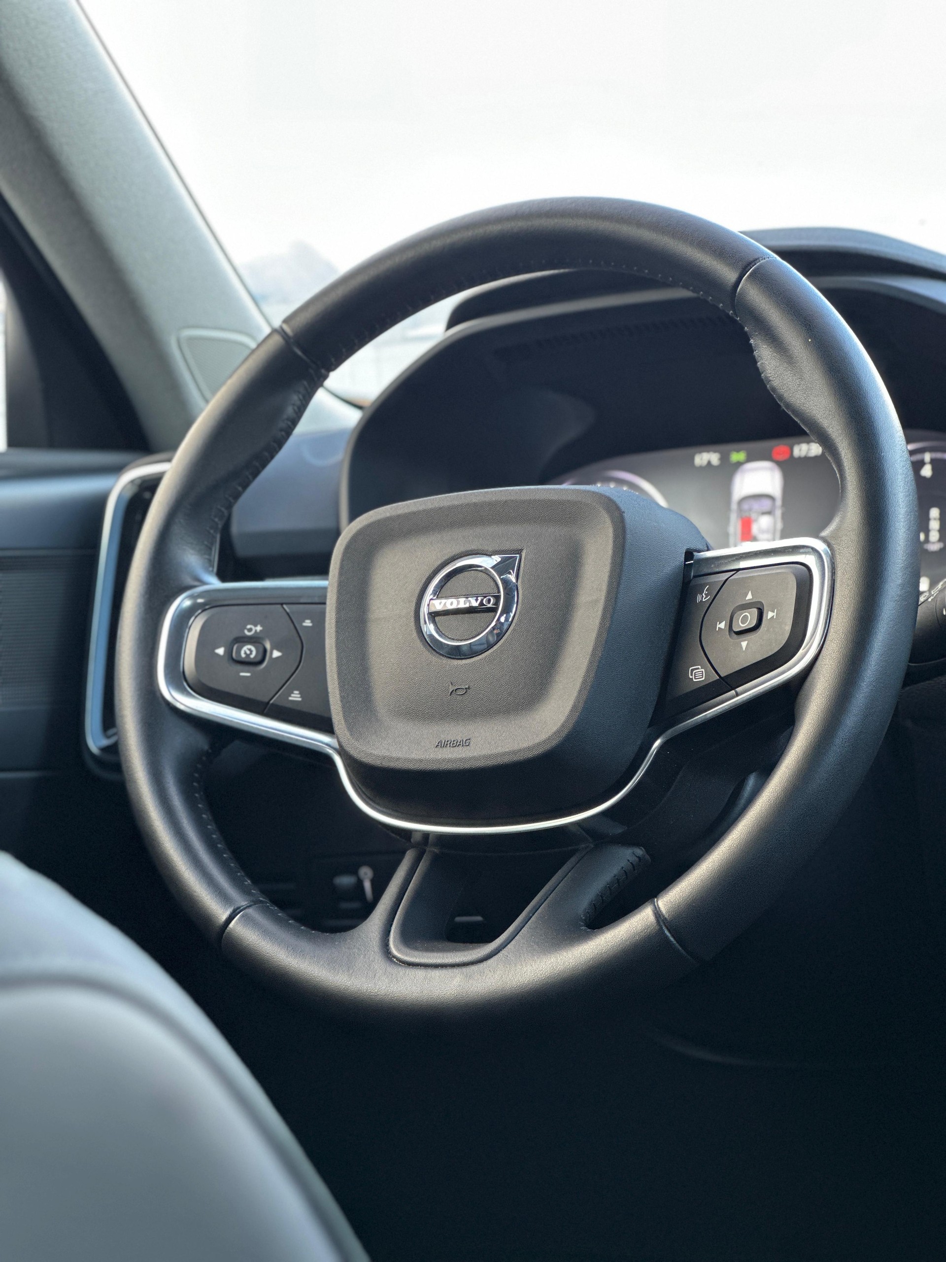VOLVO XC40 2.0 B4 MH Momentum AWD-image-9