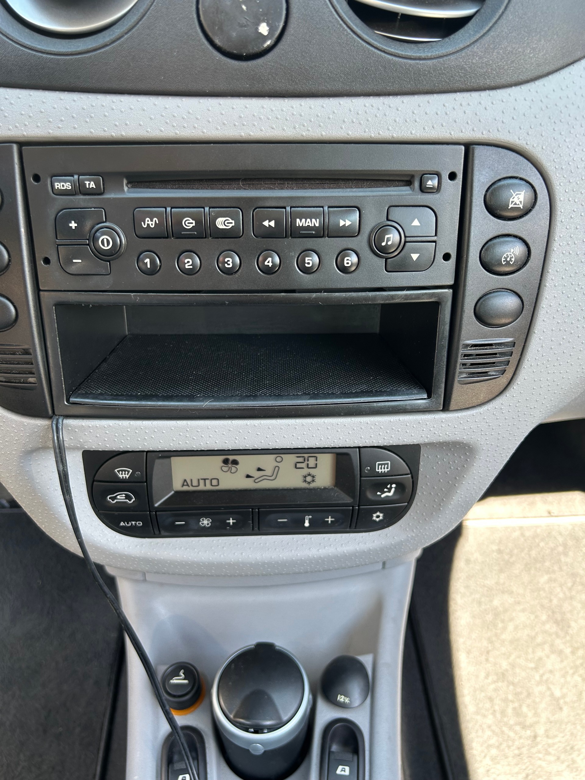 CITROEN C3 Pluriel 1.6i 16V mit frisch ab MFK und Service-image-11