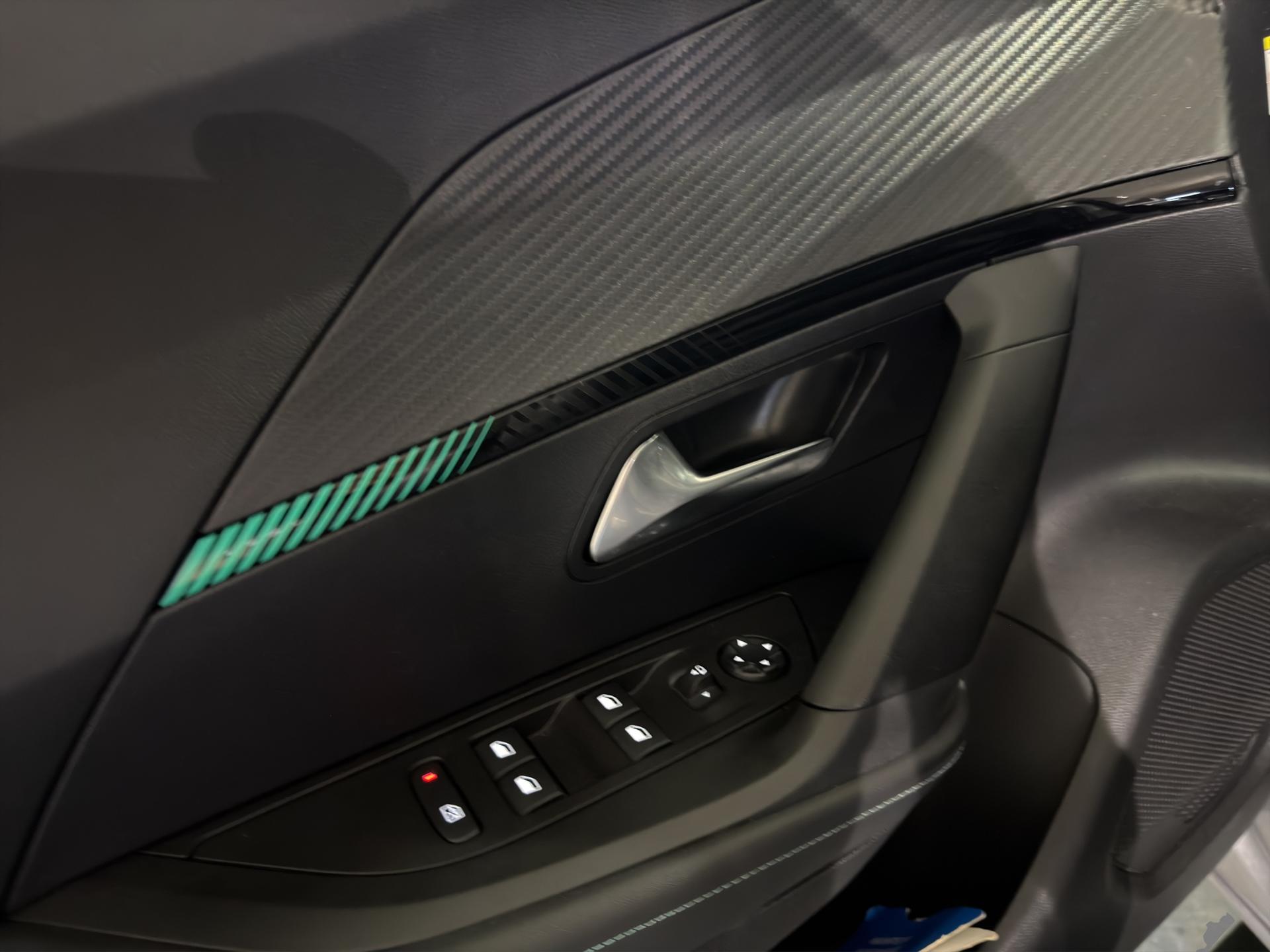 PEUGEOT 2008 1.2 PureTech Allure Pack EAT8-image-23