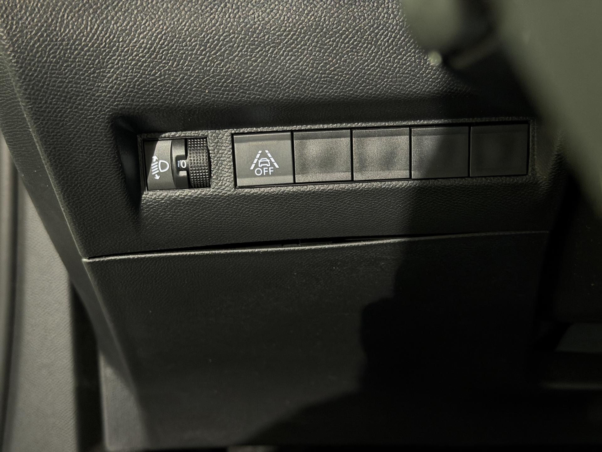 PEUGEOT 2008 1.2 PureTech Allure Pack EAT8-image-19