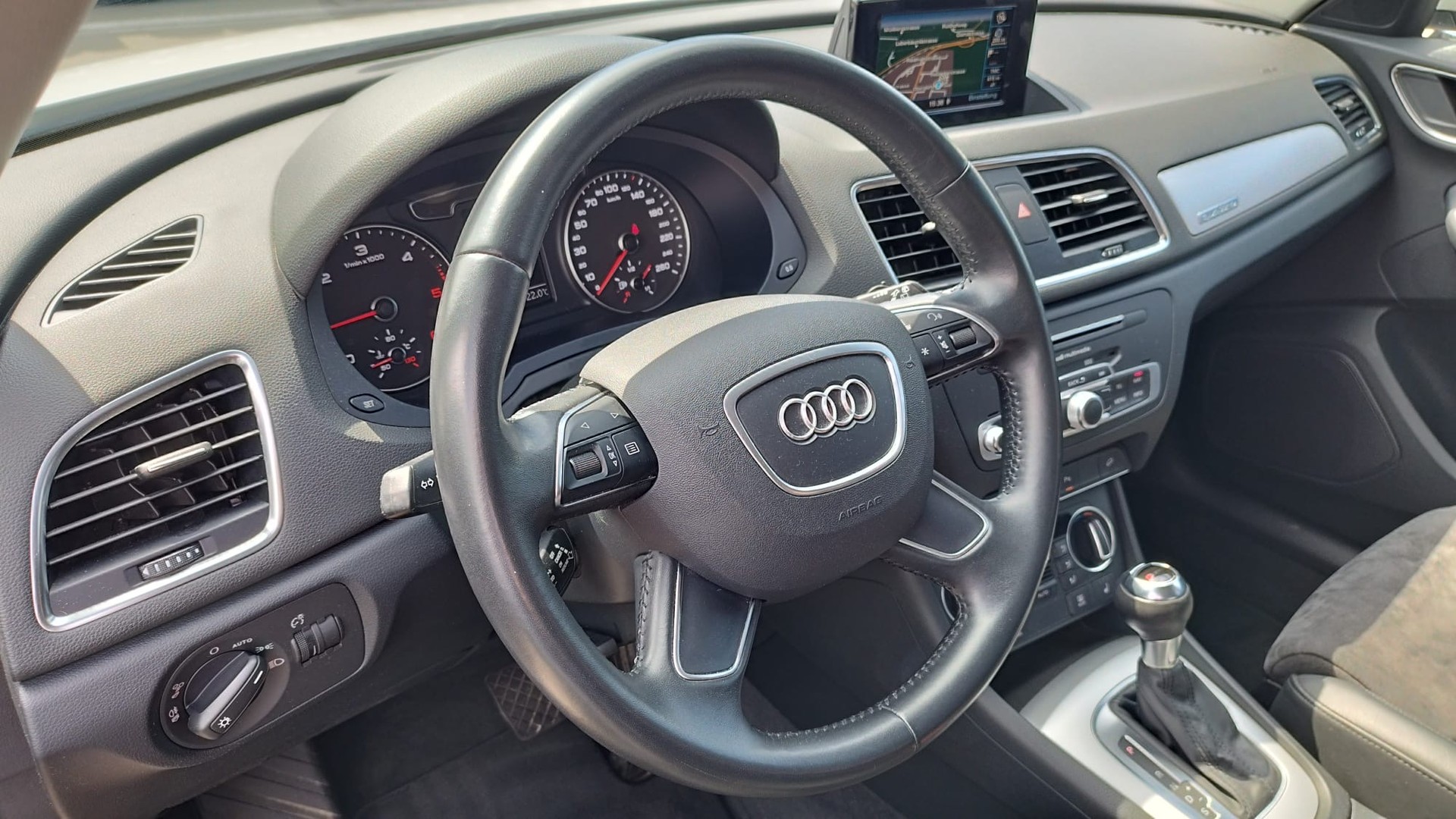 AUDI Q3 2.0 TDI quattro S-tronic-image-9