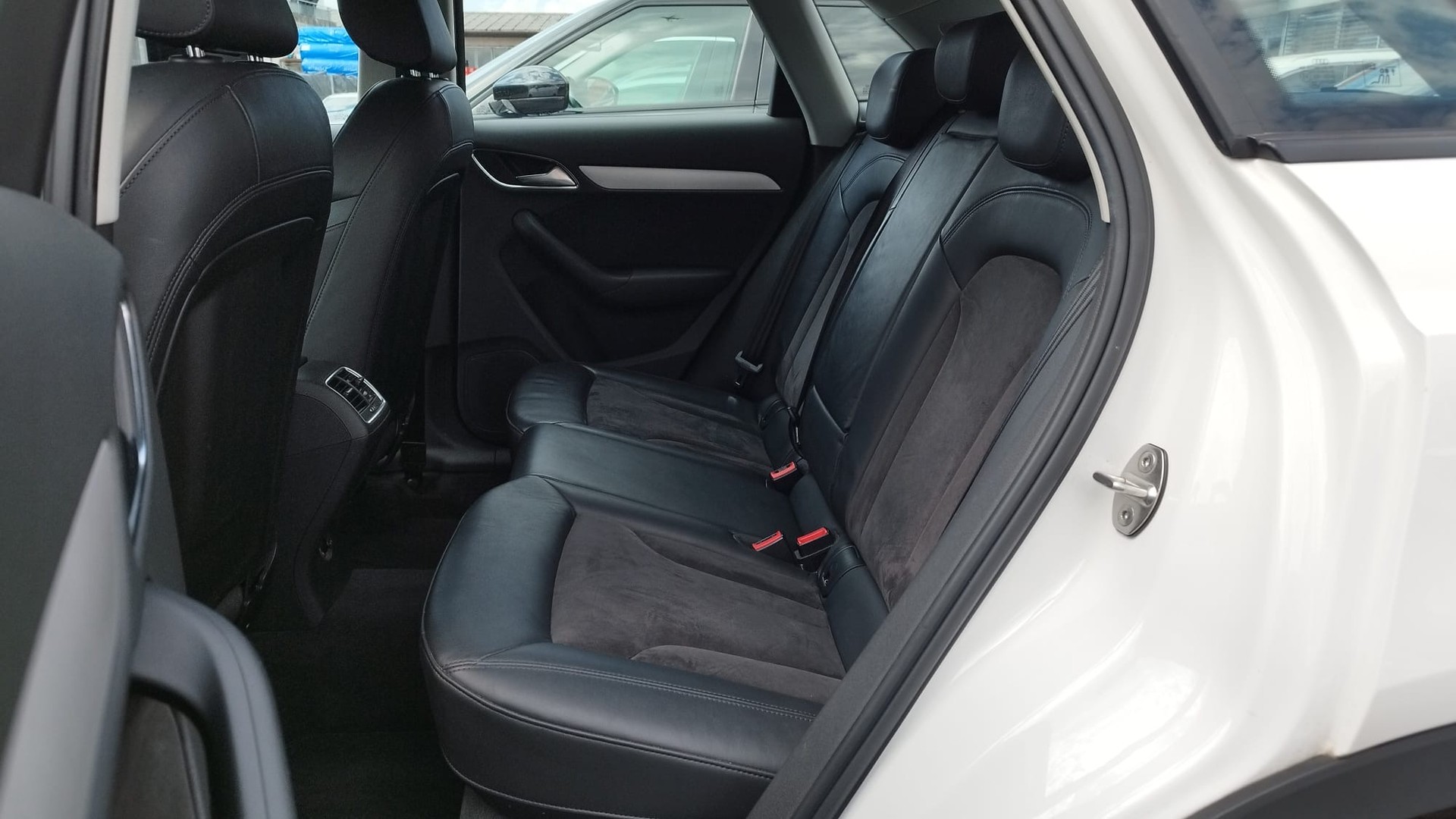 AUDI Q3 2.0 TDI quattro S-tronic-image-11