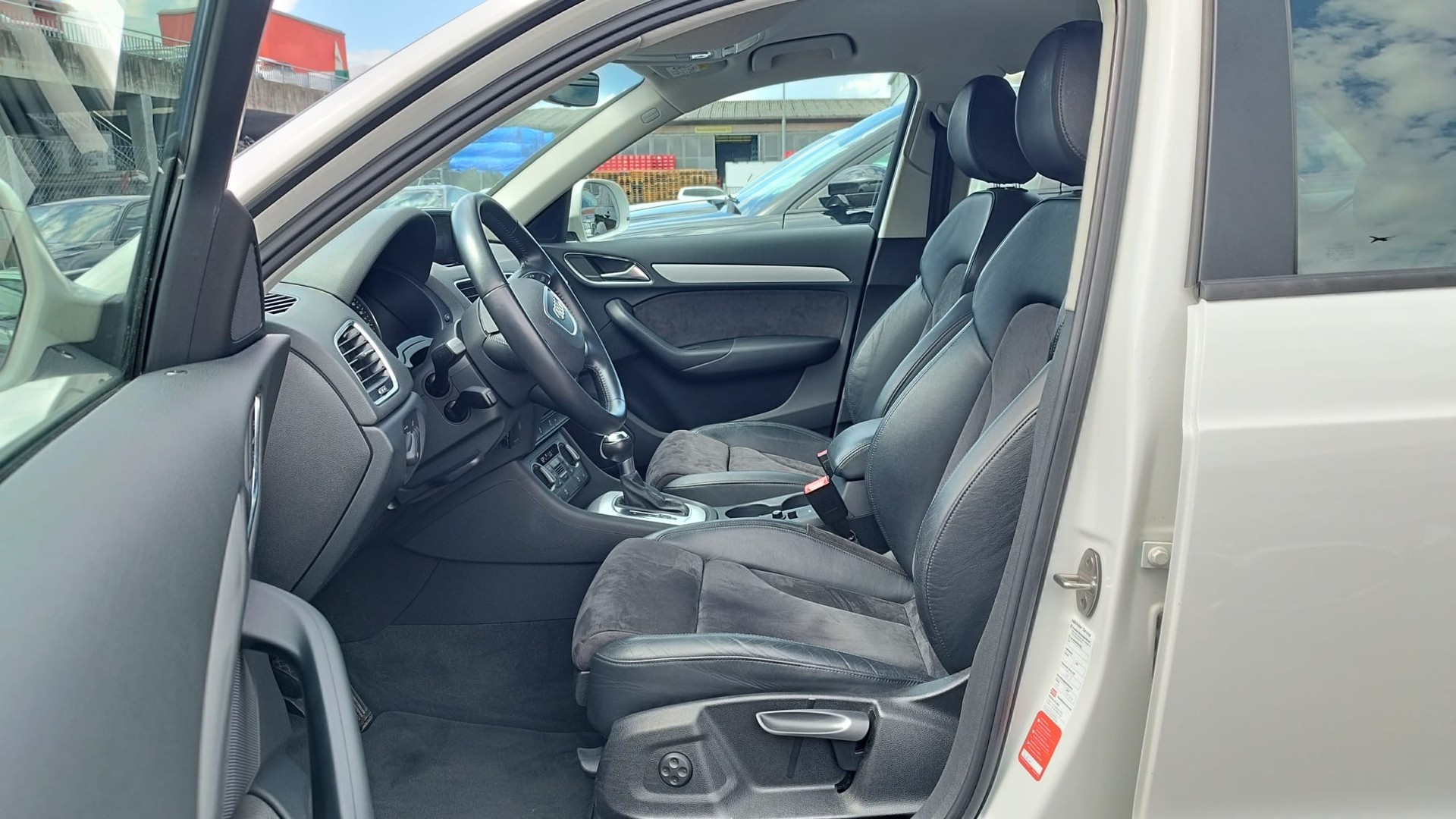 AUDI Q3 2.0 TDI quattro S-tronic-image-8