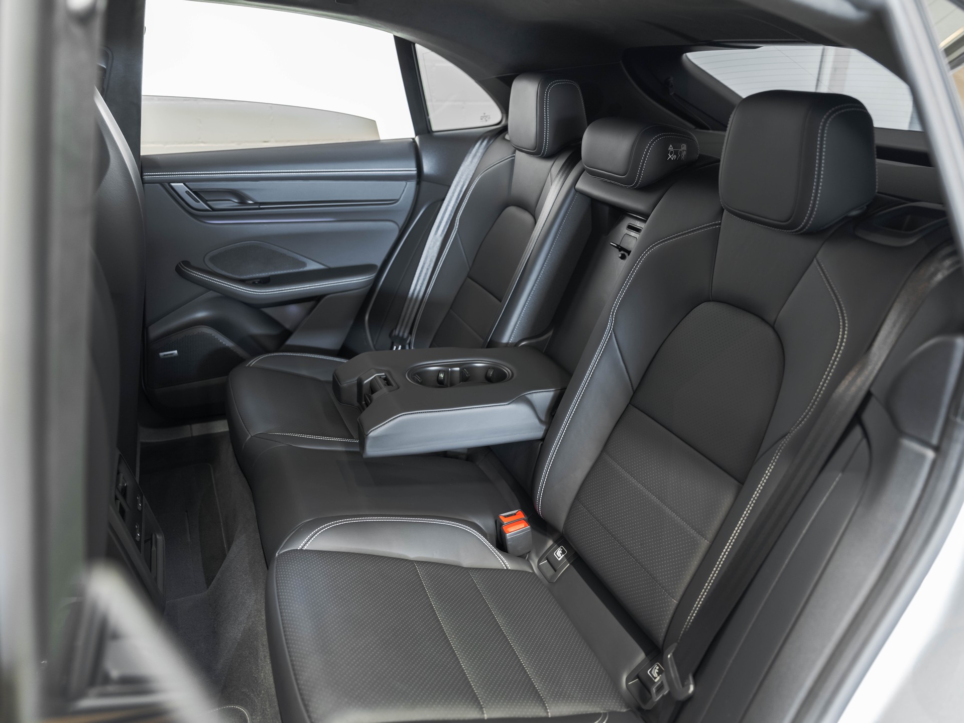 PORSCHE Macan Turbo 100kWh-image-15