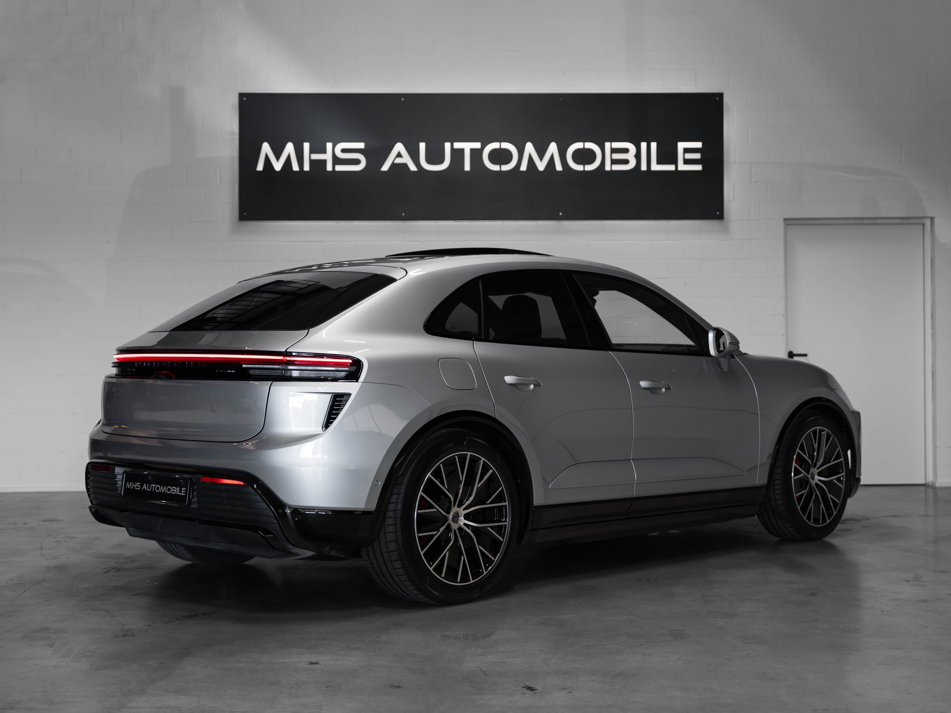 PORSCHE Macan Turbo 100kWh-image-4
