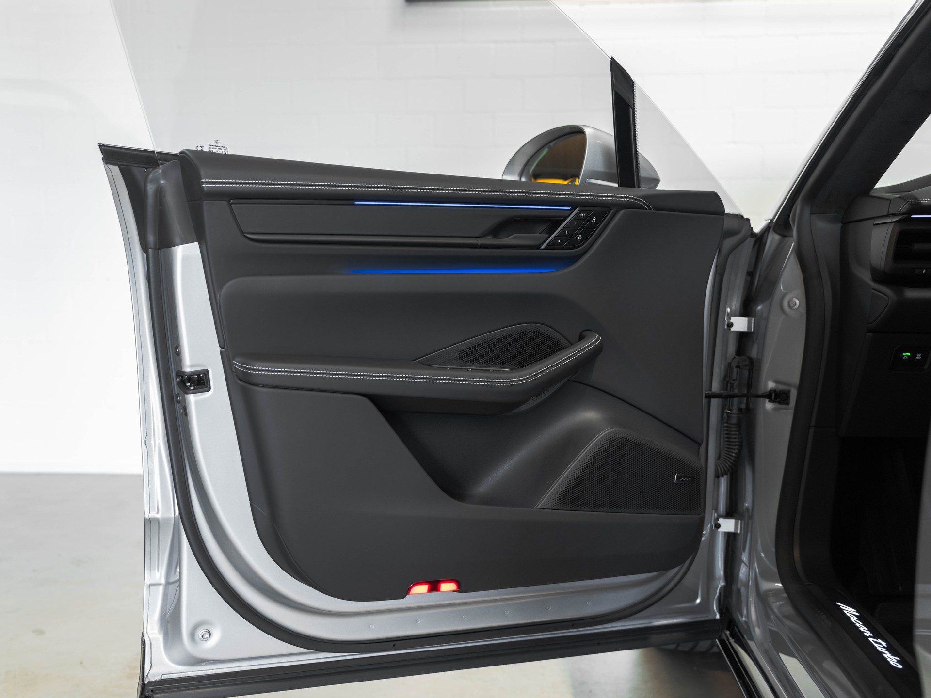 PORSCHE Macan Turbo 100kWh-image-32