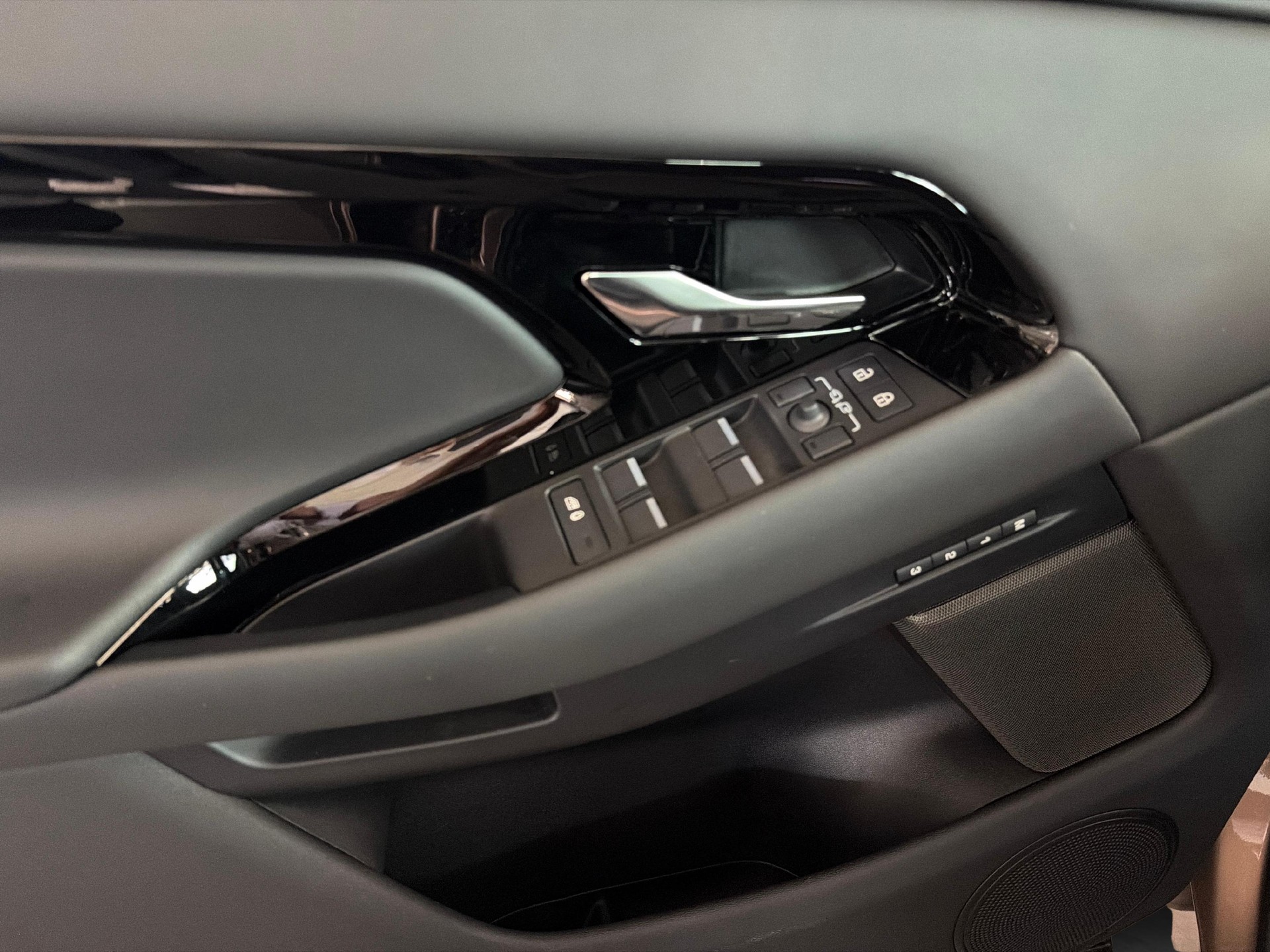 LAND ROVER Range Rover Evoque 1.5 T 270e Autobiography-image-13