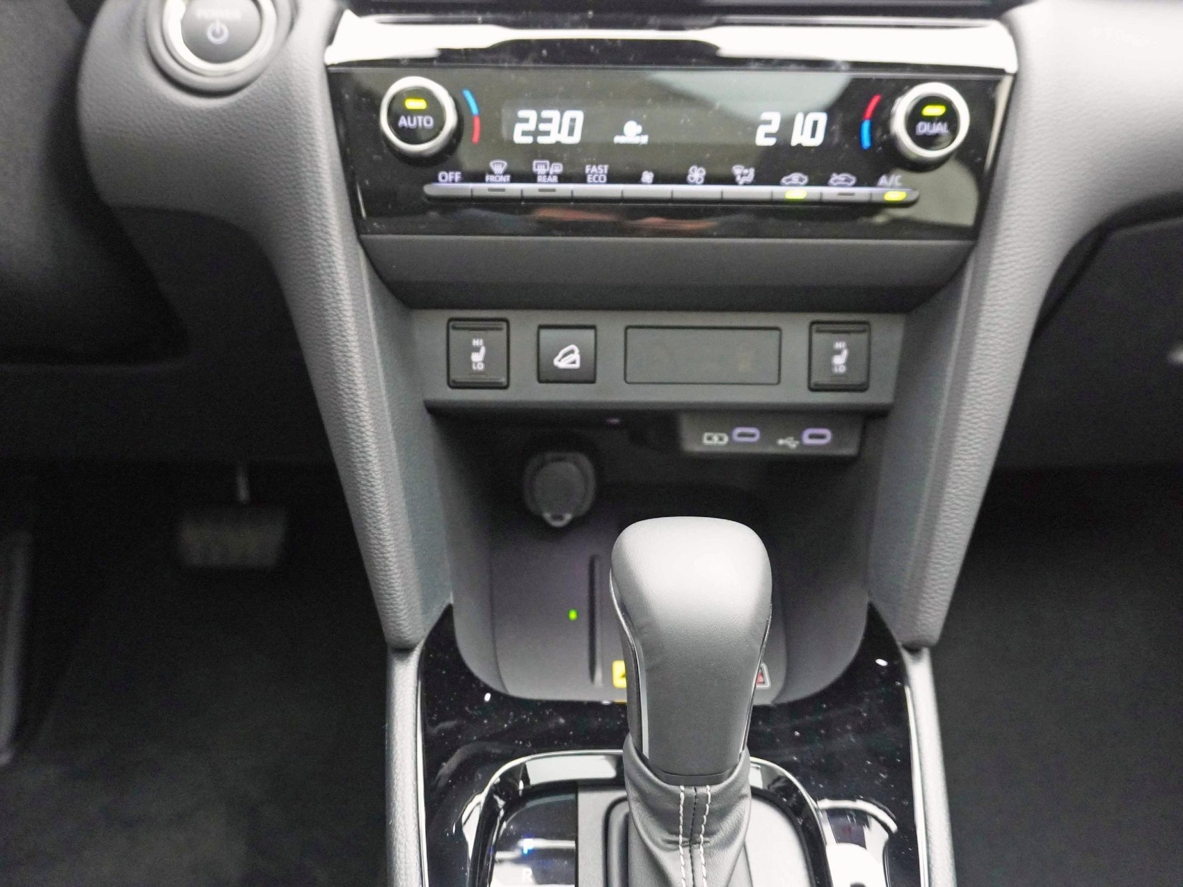 TOYOTA Yaris Cross 1.5 VVT-i HSD Premium AWD-i ** Panorama-Glasdach **-image-19