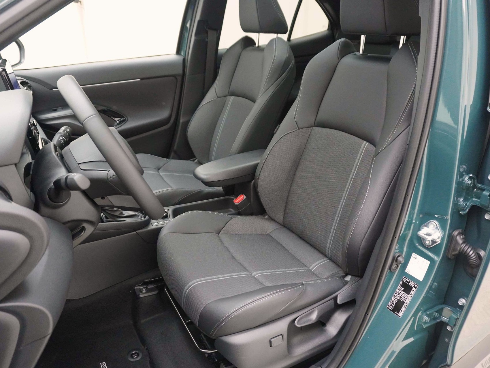 TOYOTA Yaris Cross 1.5 VVT-i HSD Premium AWD-i ** Panorama-Glasdach **-image-6