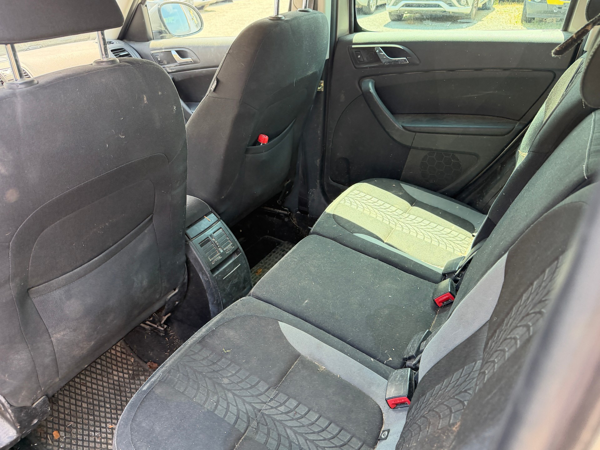 SKODA Yeti 2.0 TDI Adventure 4x4 DSG-image-8