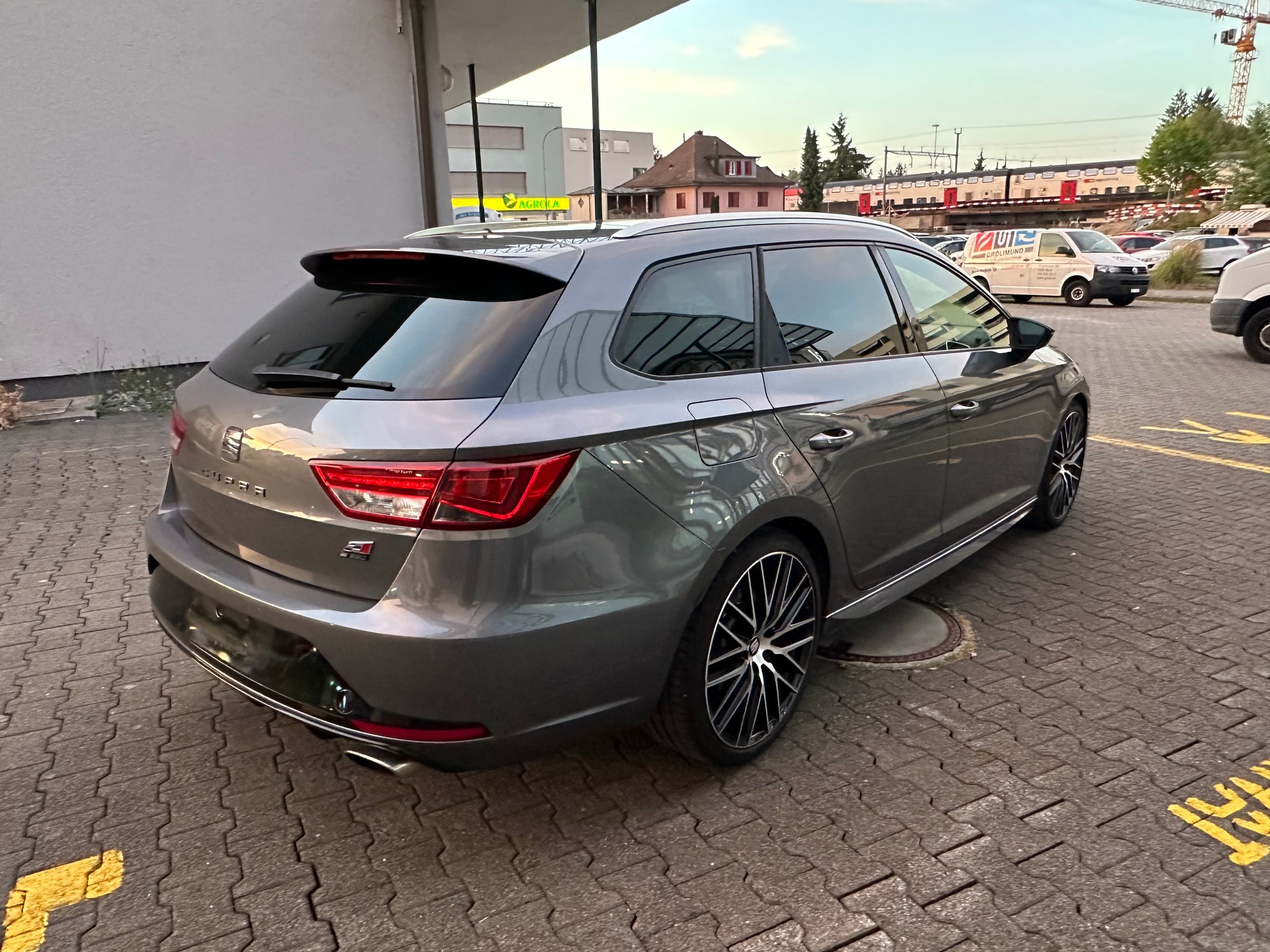 SEAT Leon ST 2.0 TSI Cupra 290 DSG-image-4