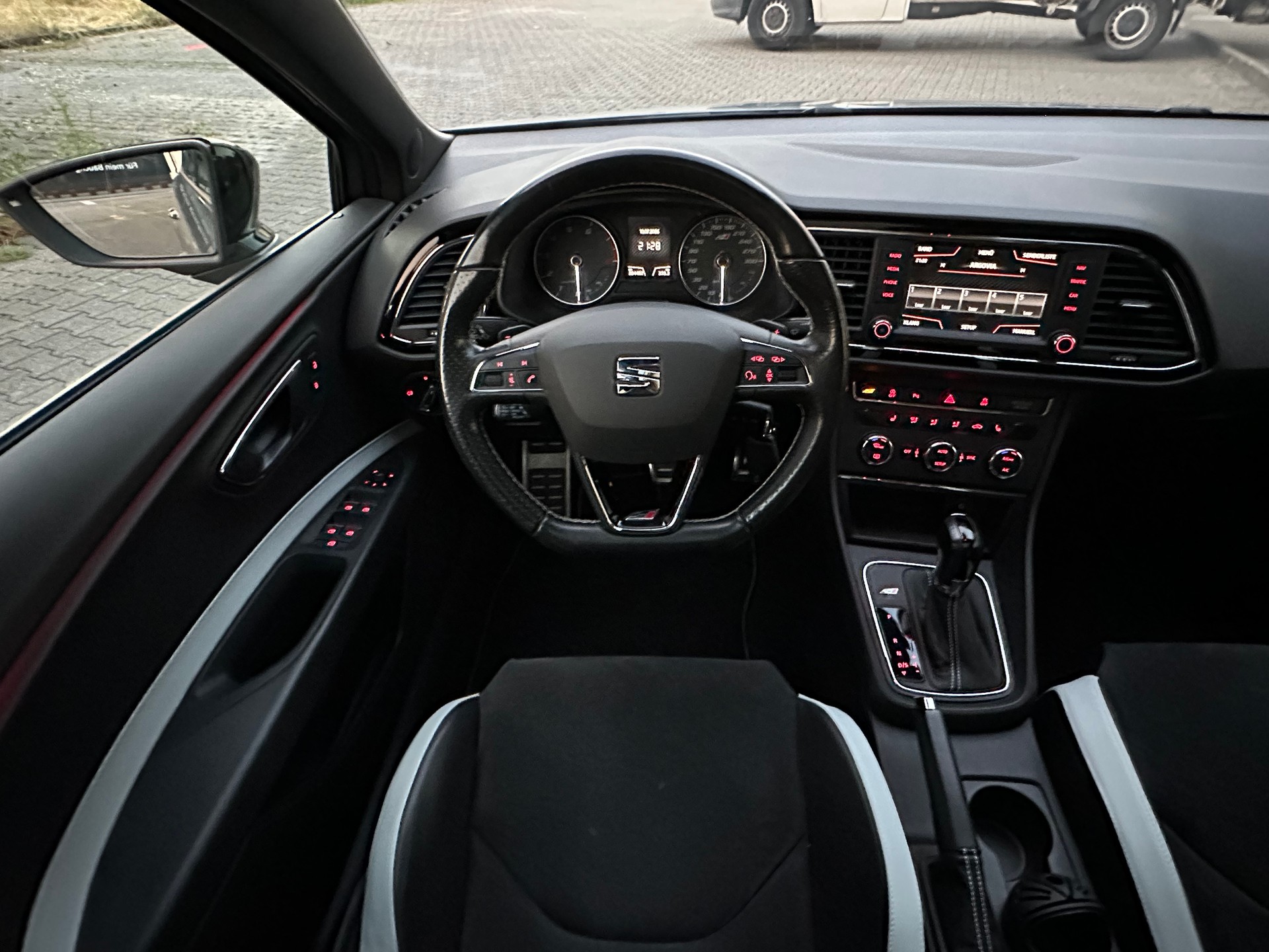 SEAT Leon ST 2.0 TSI Cupra 290 DSG-image-9