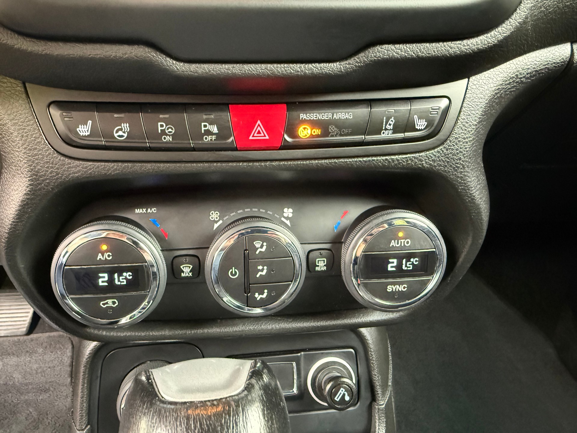 JEEP Renegade 1.4 Turbo Limited AWD-image-13