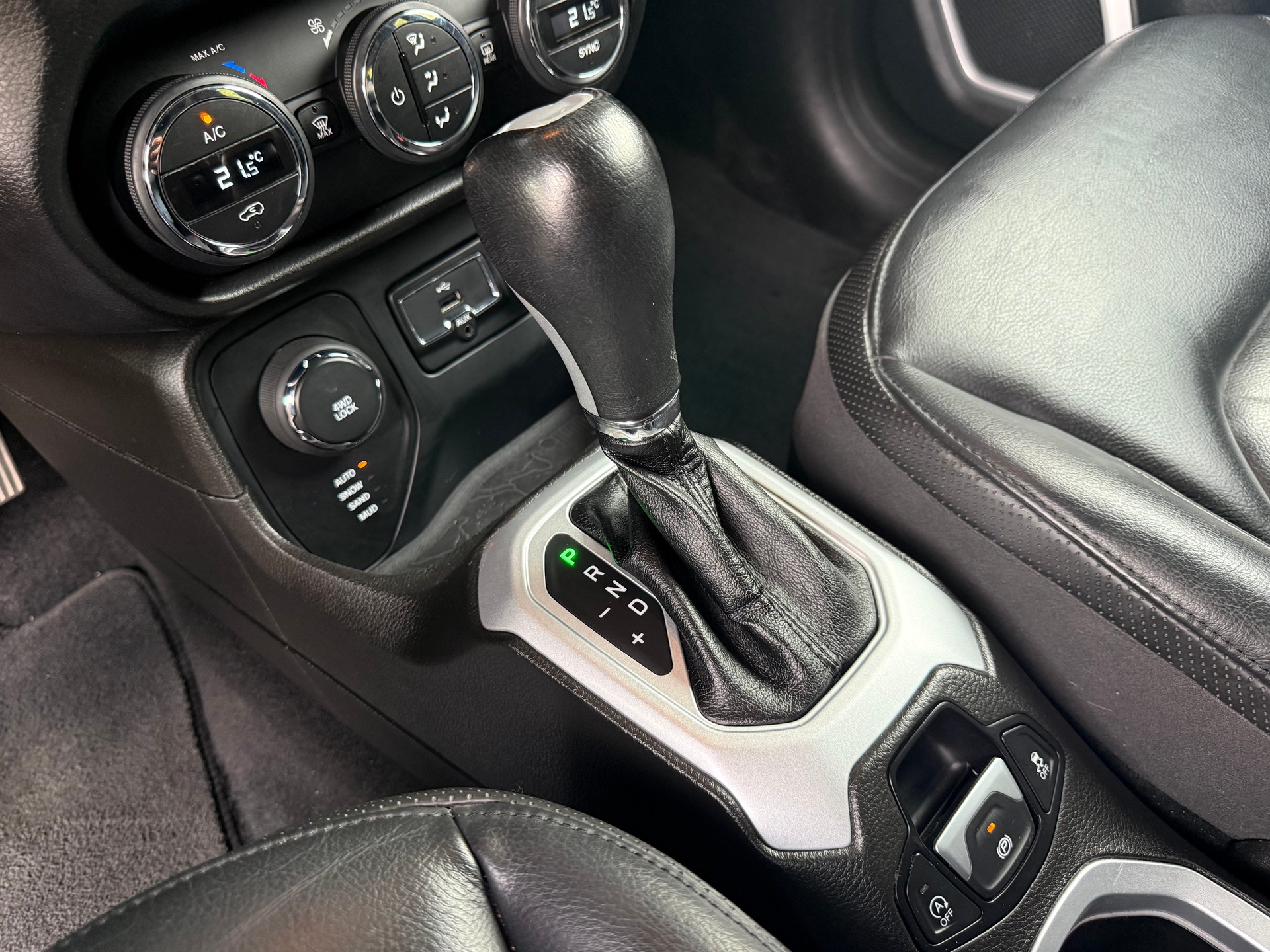 JEEP Renegade 1.4 Turbo Limited AWD-image-12
