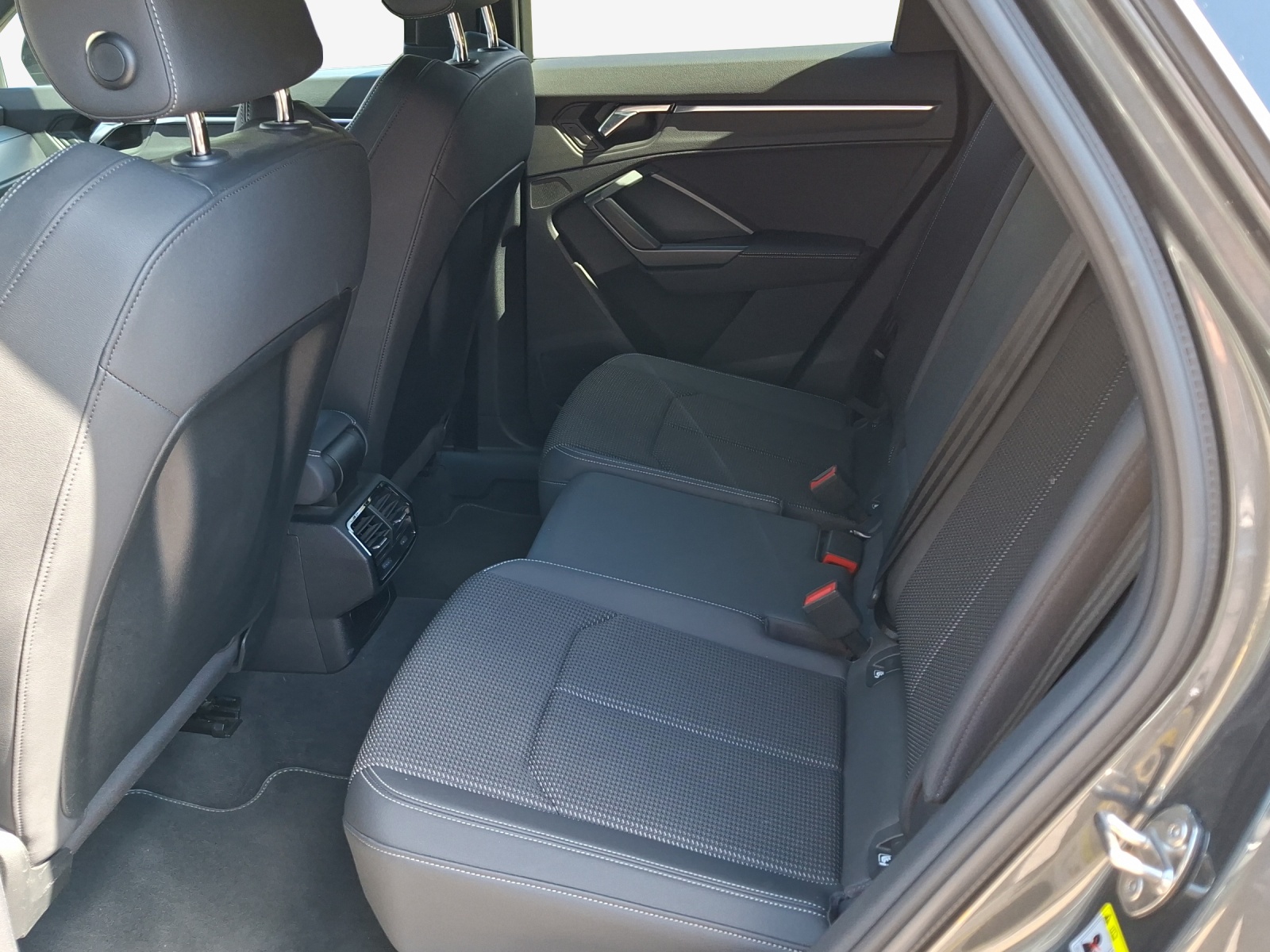 AUDI Q3 35 TFSI S line Attraction S-tronic-image-11