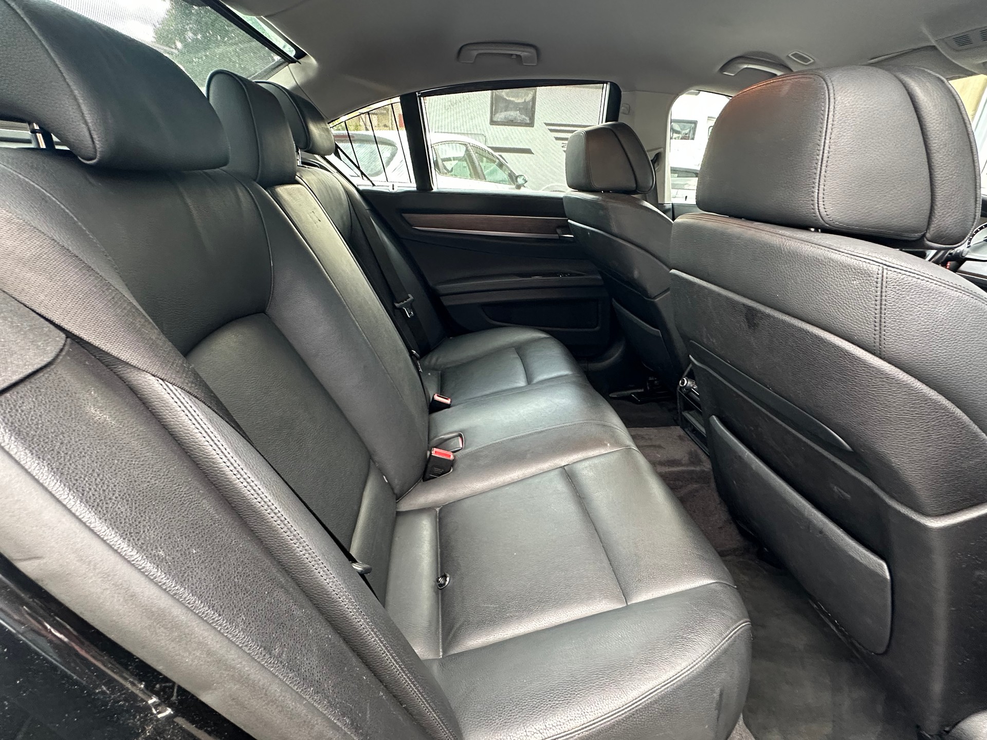 BMW 740i-image-14