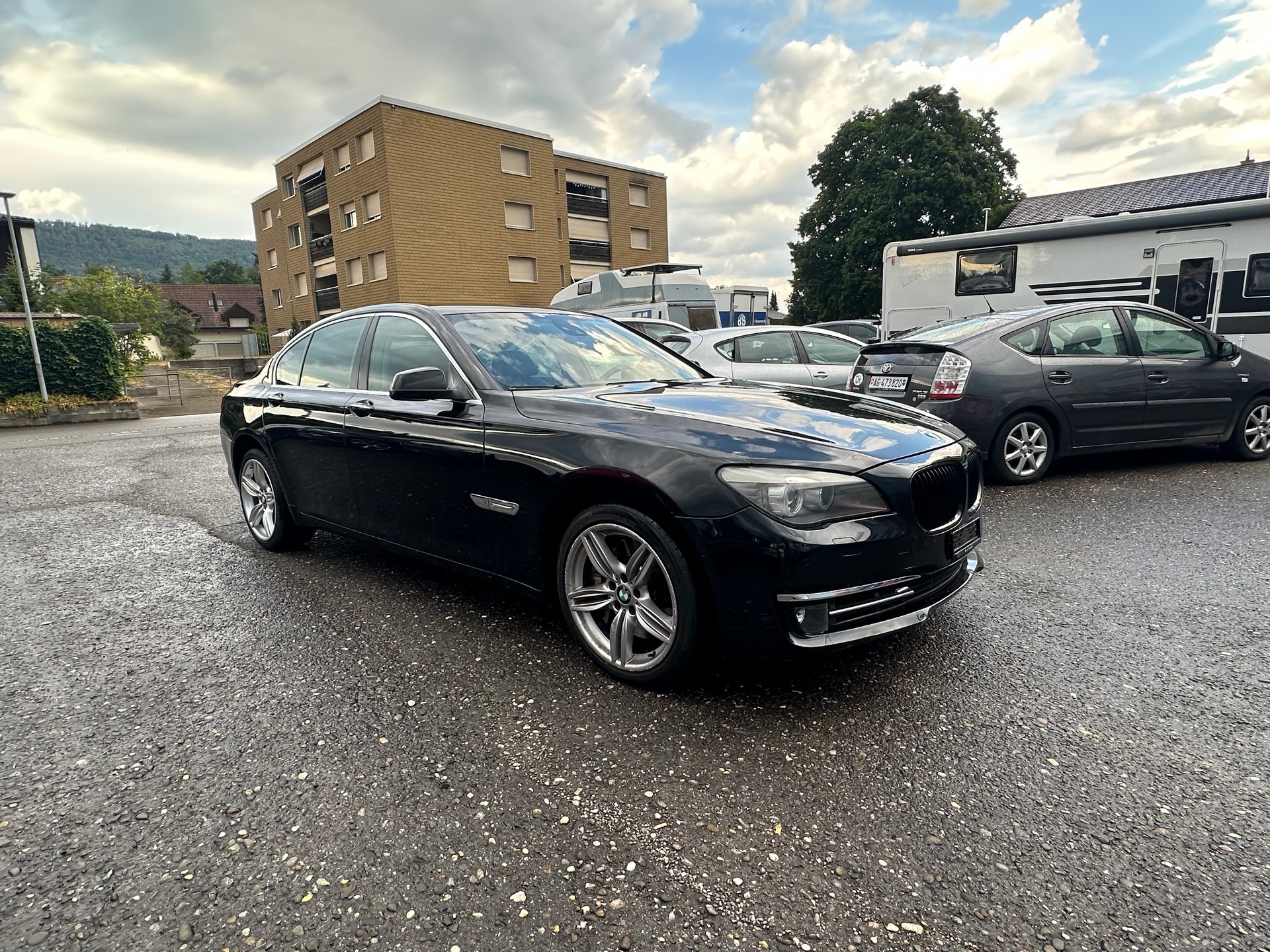 BMW 740i-image-1