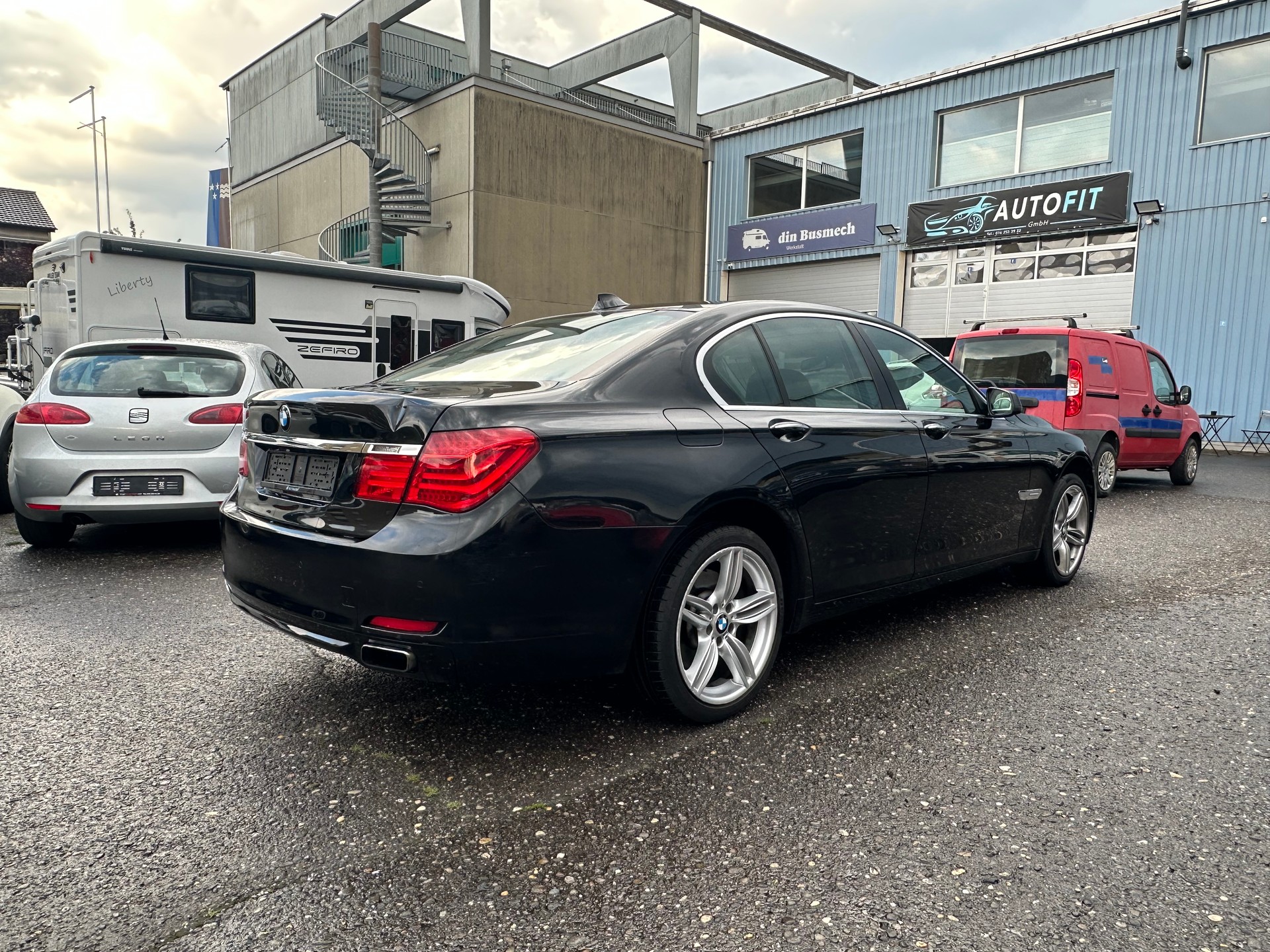 BMW 740i-image-6