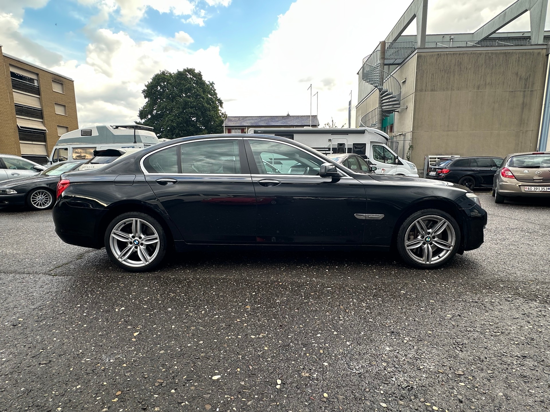 BMW 740i-image-4