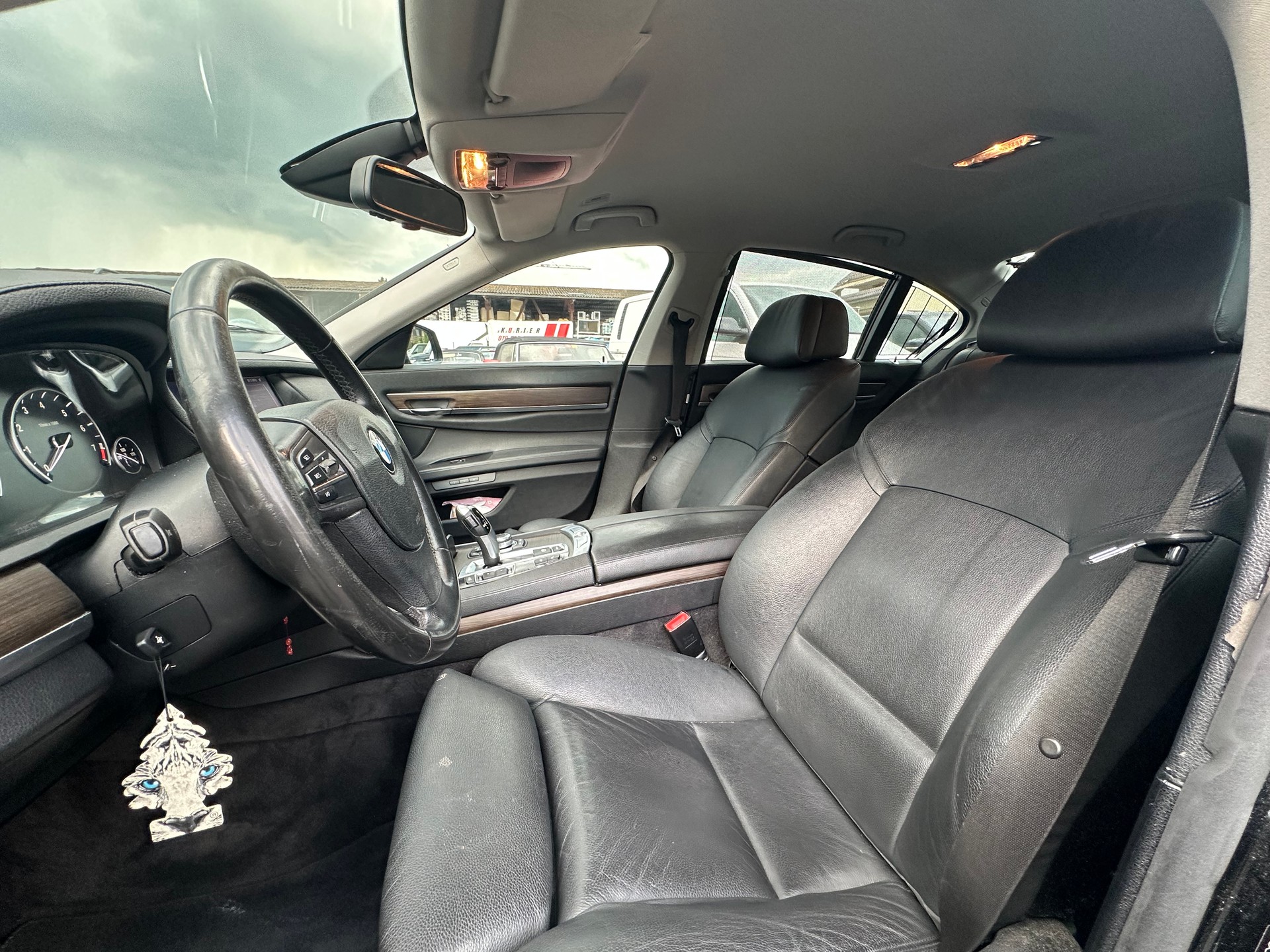 BMW 740i-image-9