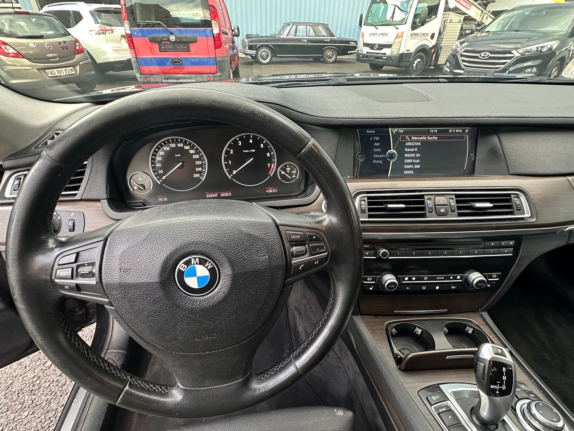 BMW 740i-image-11