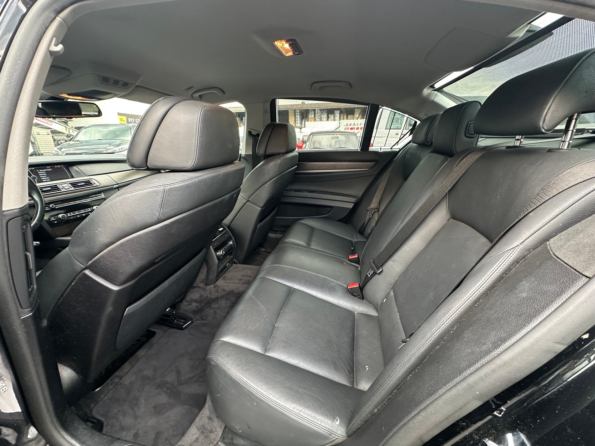 BMW 740i-image-13