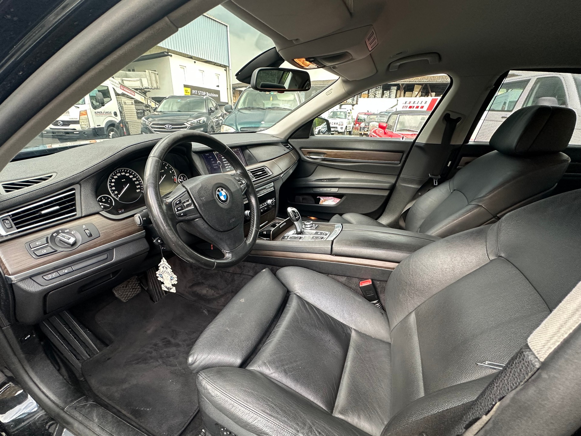 BMW 740i-image-8