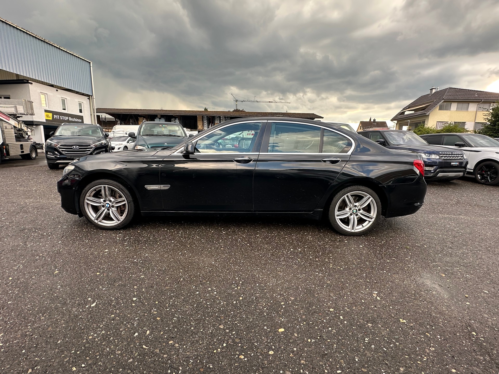 BMW 740i-image-3