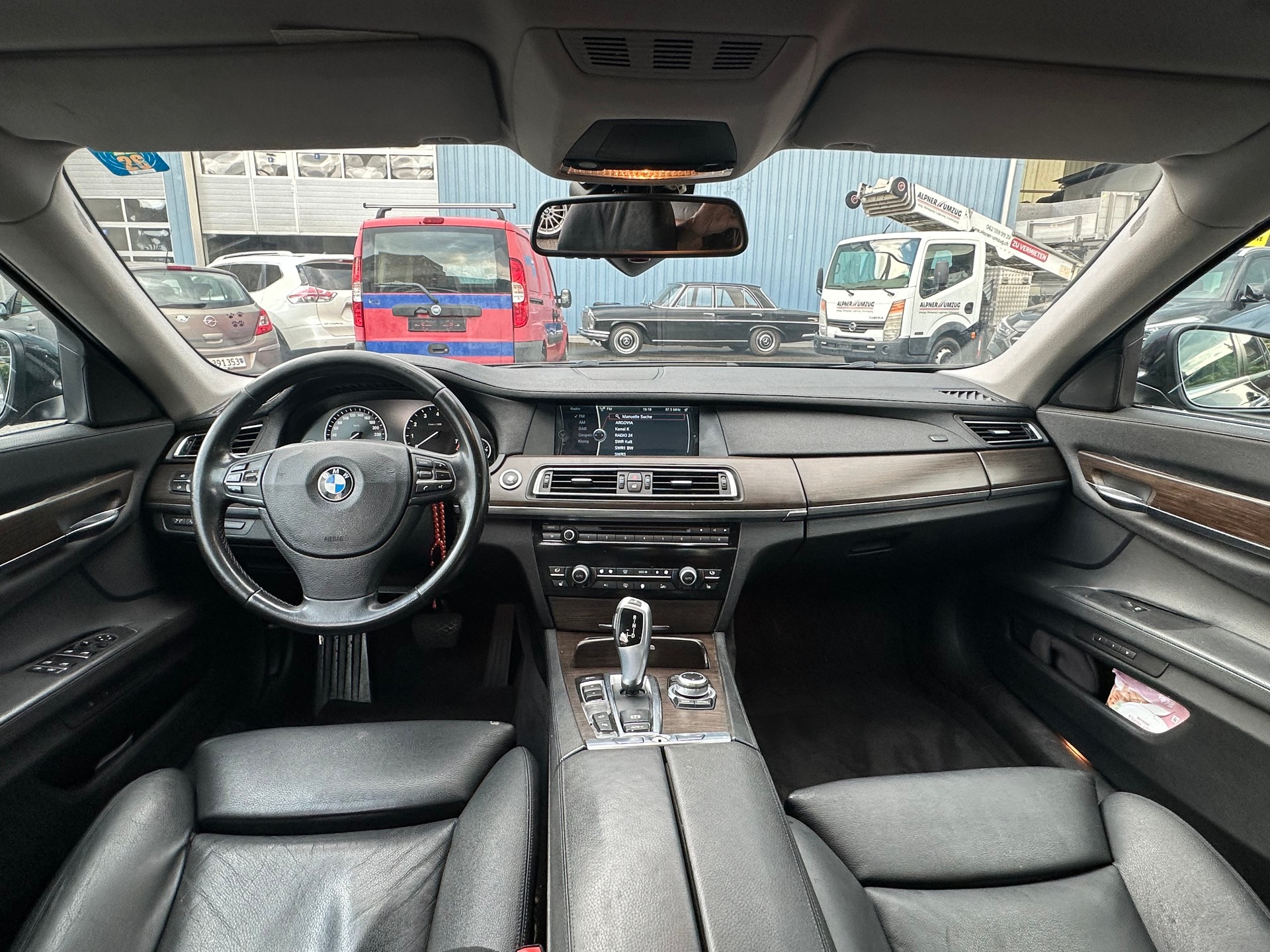 BMW 740i-image-10
