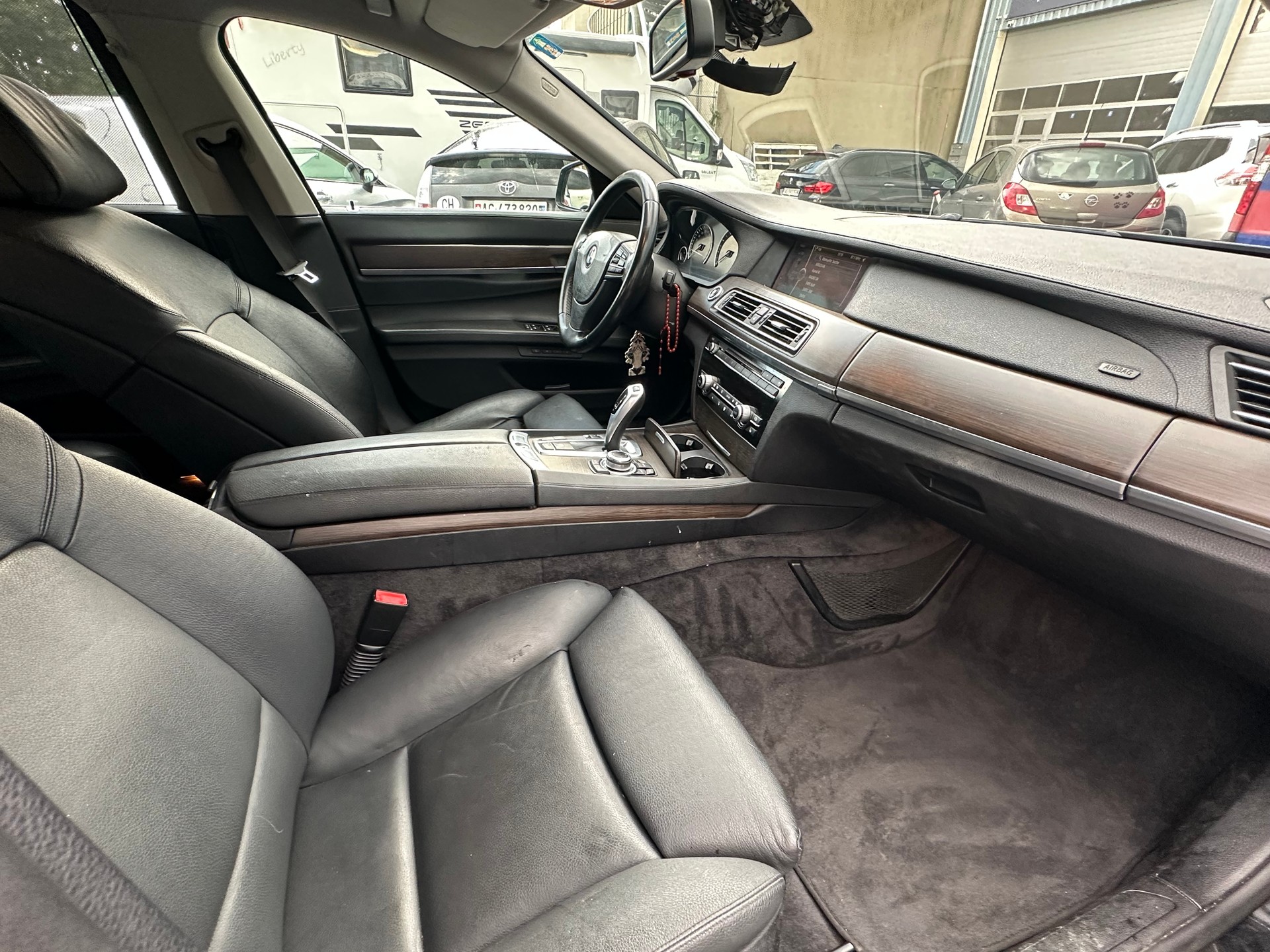 BMW 740i-image-12
