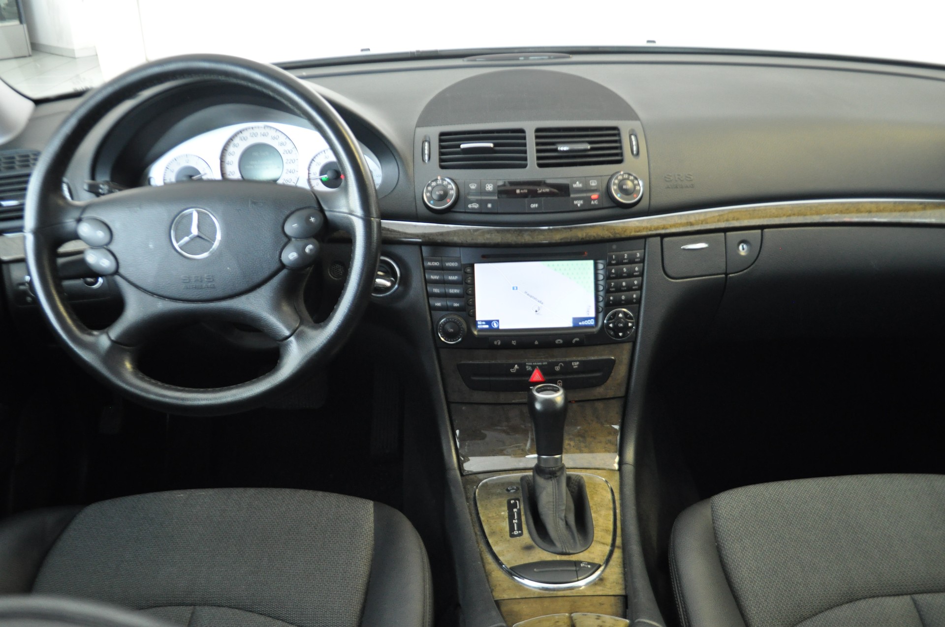 MERCEDES-BENZ E 280 Avantgarde 4Matic Automatic-image-10