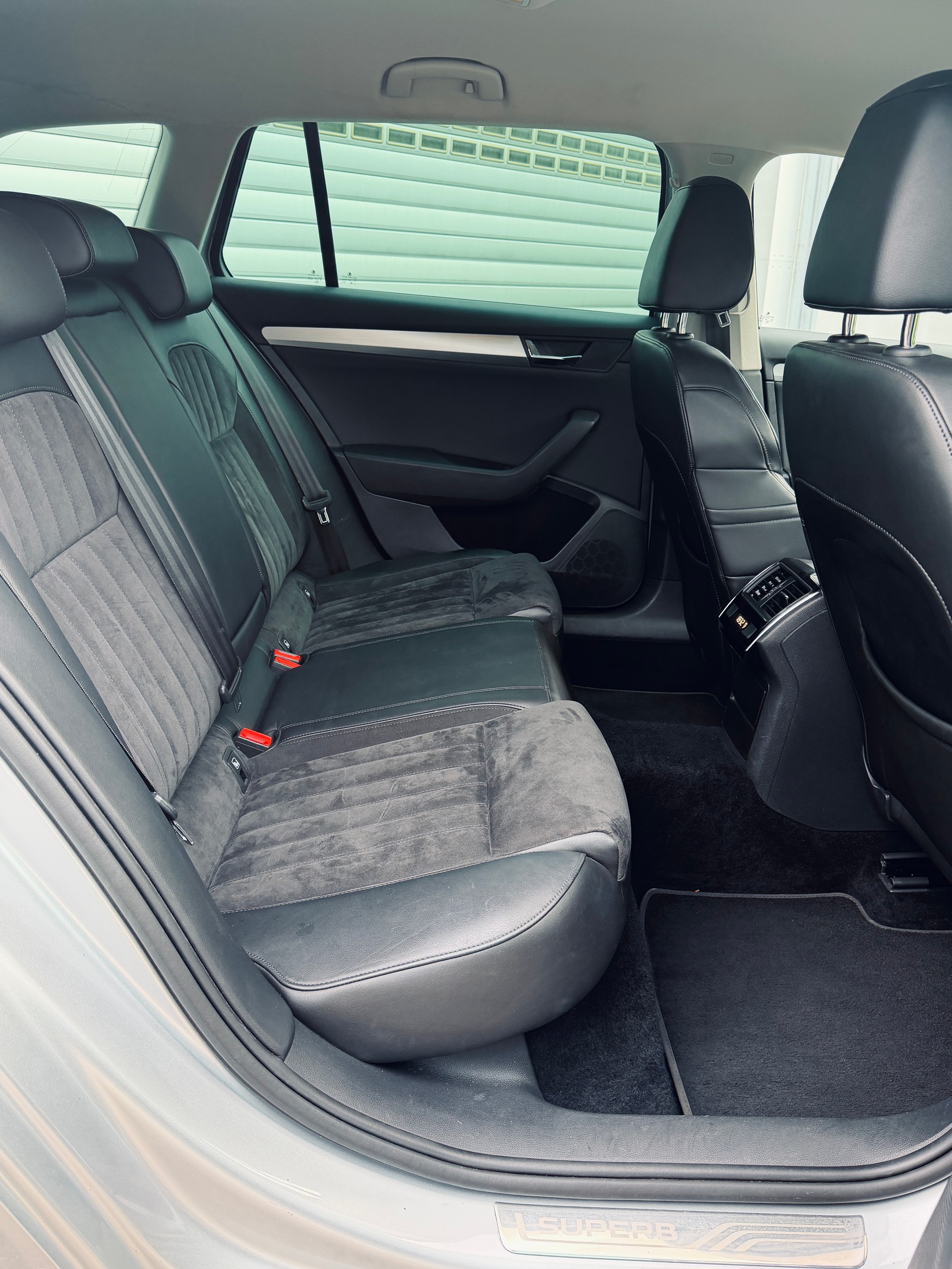 SKODA Superb Combi 2.0 TSI Style DSG 4x4-image-12