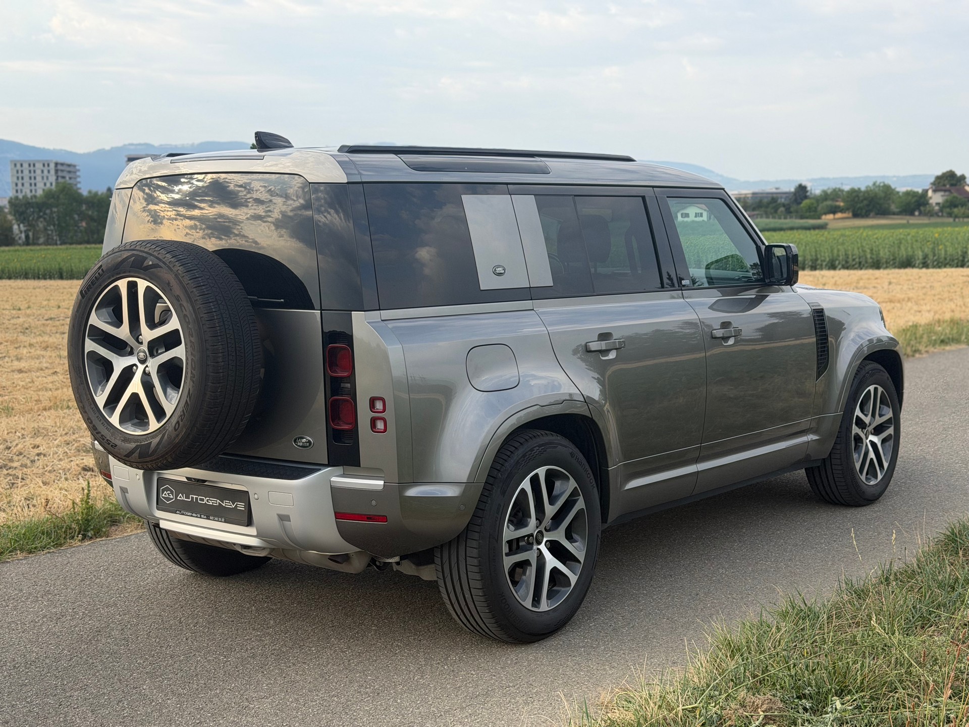 LAND ROVER Defender 110 P400e Si4 PHEV X-Dynamic SE AT8-image-6