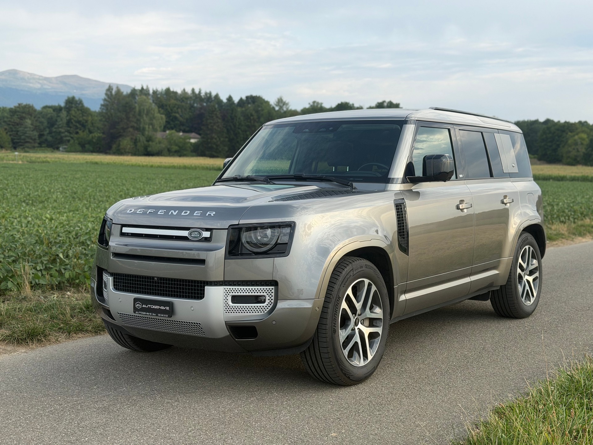 LAND ROVER Defender 110 P400e Si4 PHEV X-Dynamic SE AT8-image-2