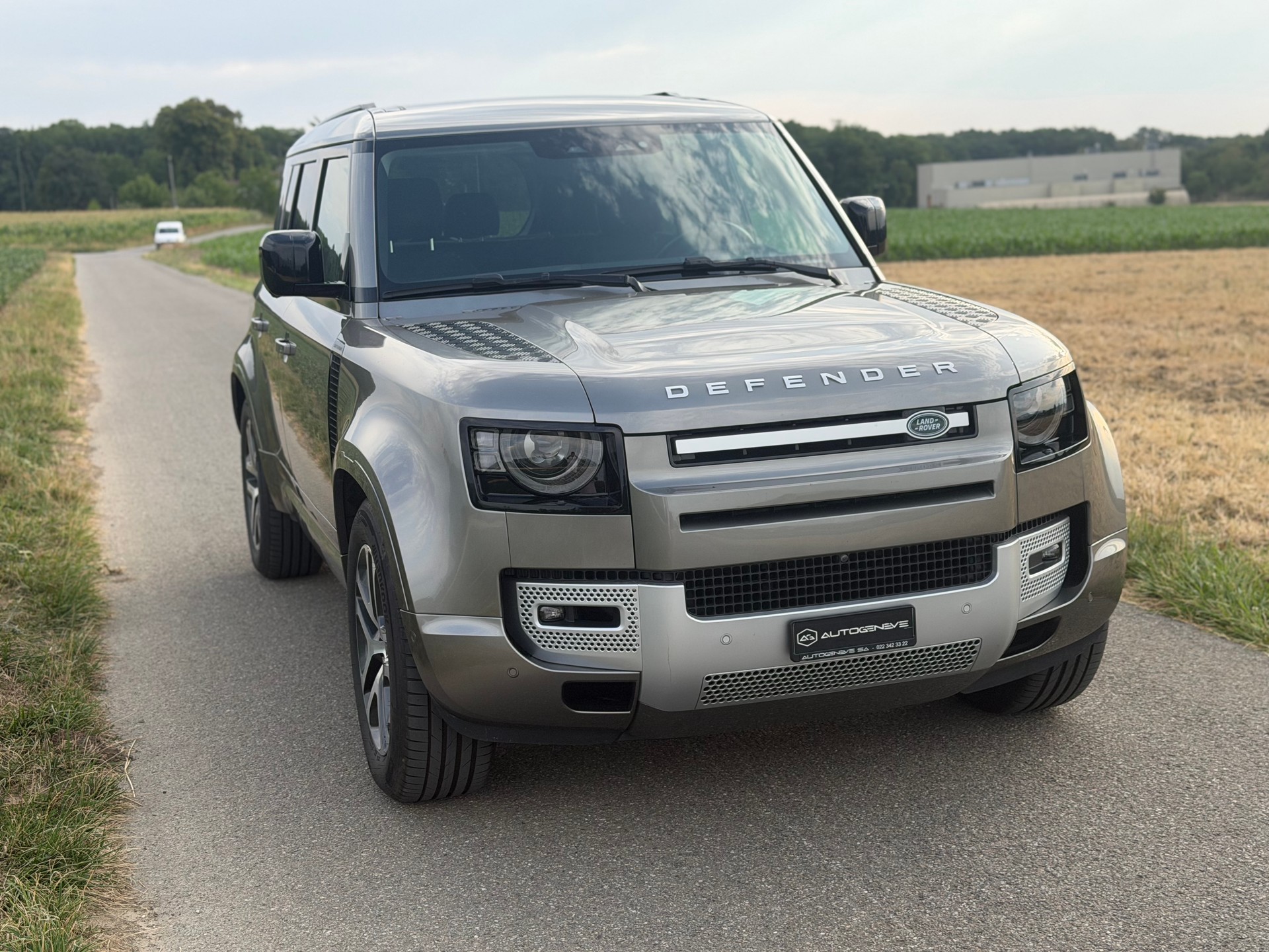 LAND ROVER Defender 110 P400e Si4 PHEV X-Dynamic SE AT8-image-5