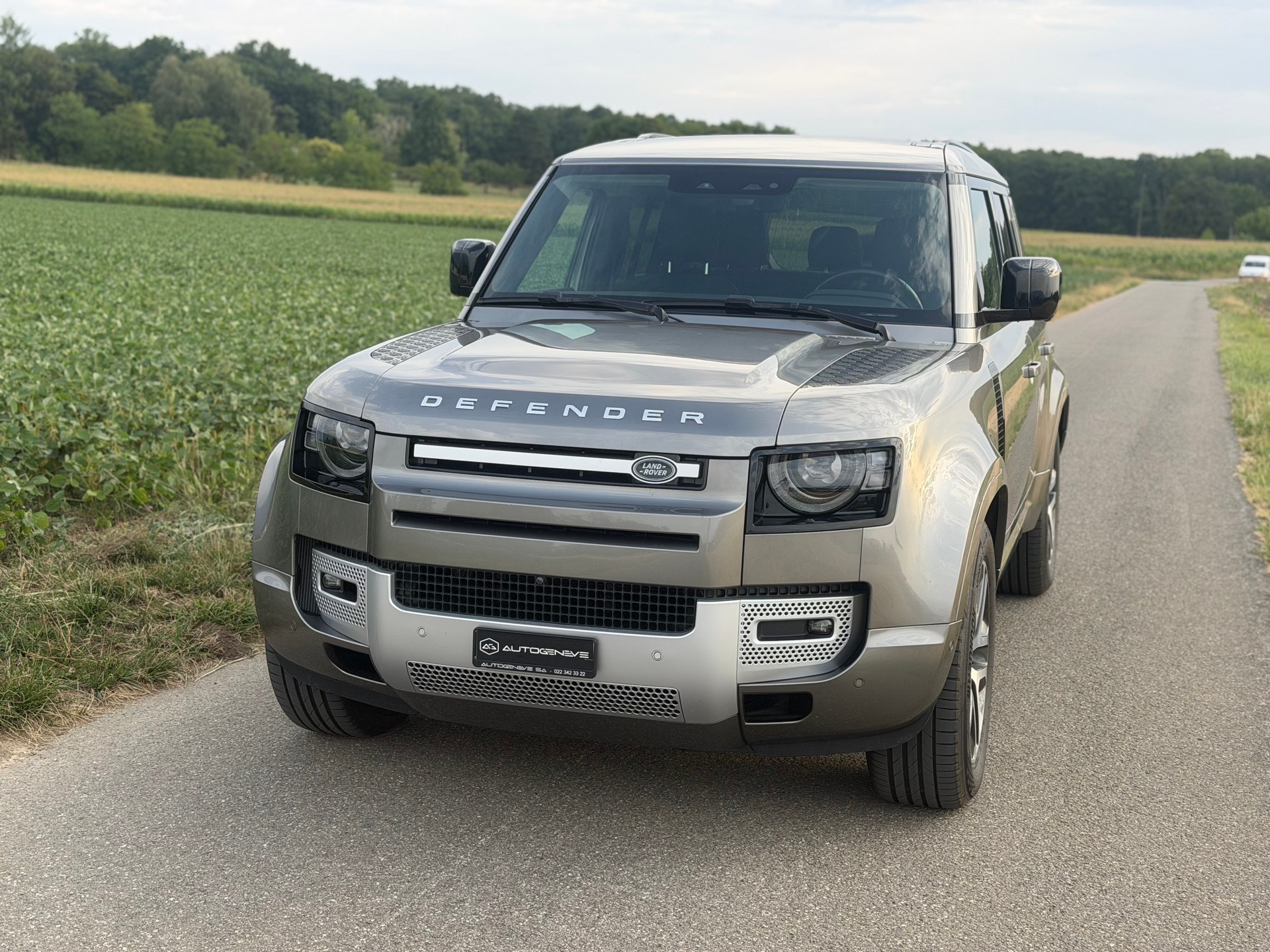 LAND ROVER Defender 110 P400e Si4 PHEV X-Dynamic SE AT8-image-1