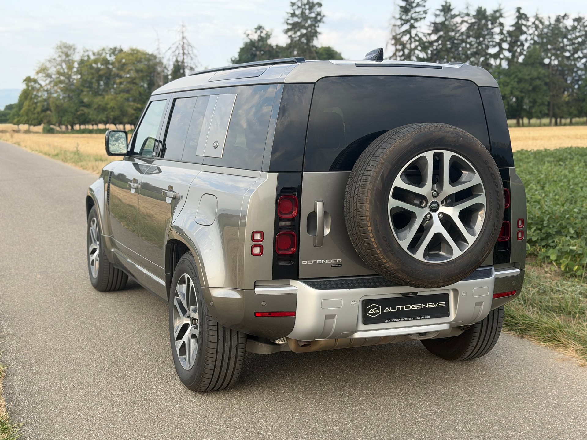 LAND ROVER Defender 110 P400e Si4 PHEV X-Dynamic SE AT8-image-9