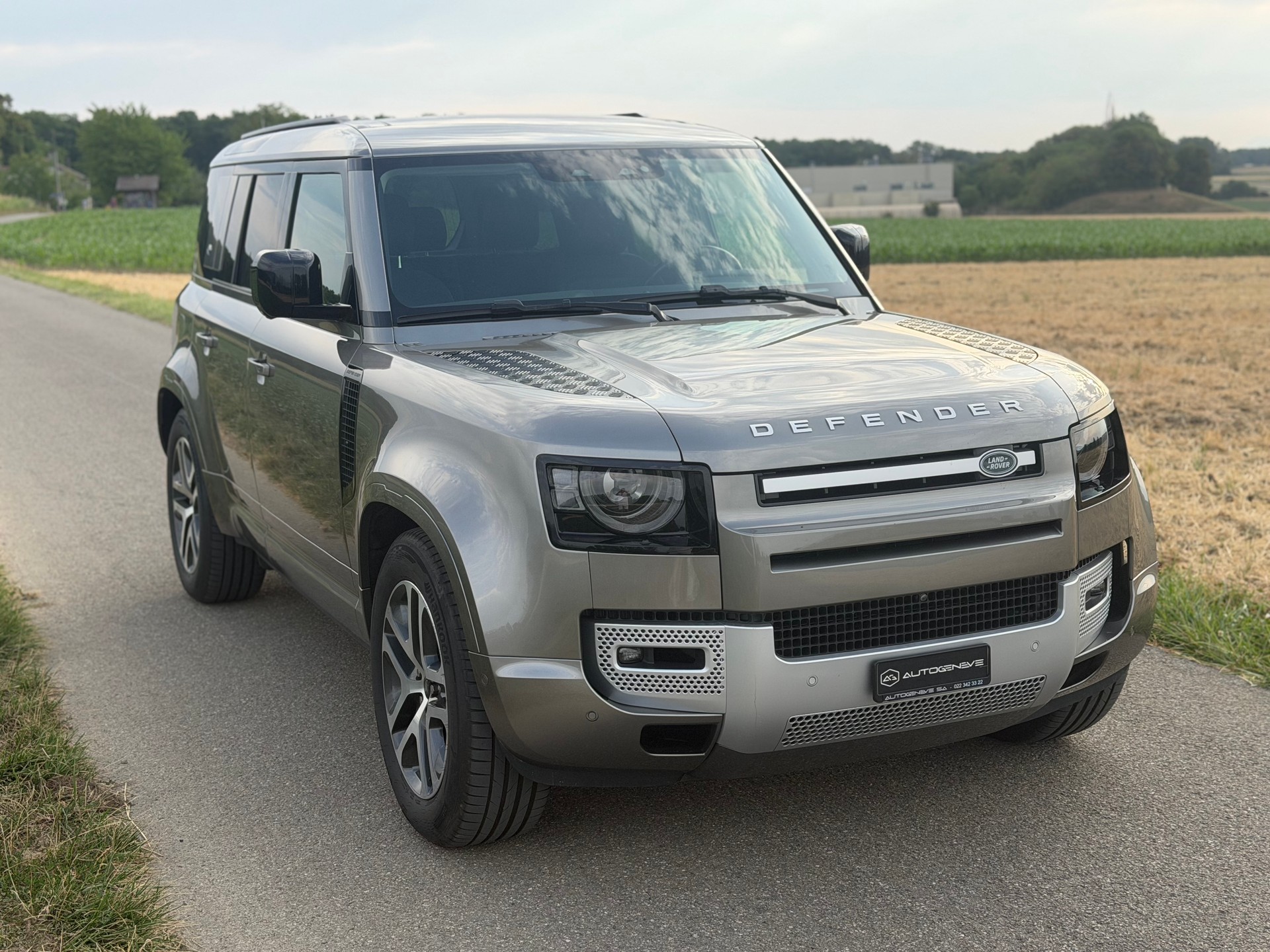 LAND ROVER Defender 110 P400e Si4 PHEV X-Dynamic SE AT8-image-0