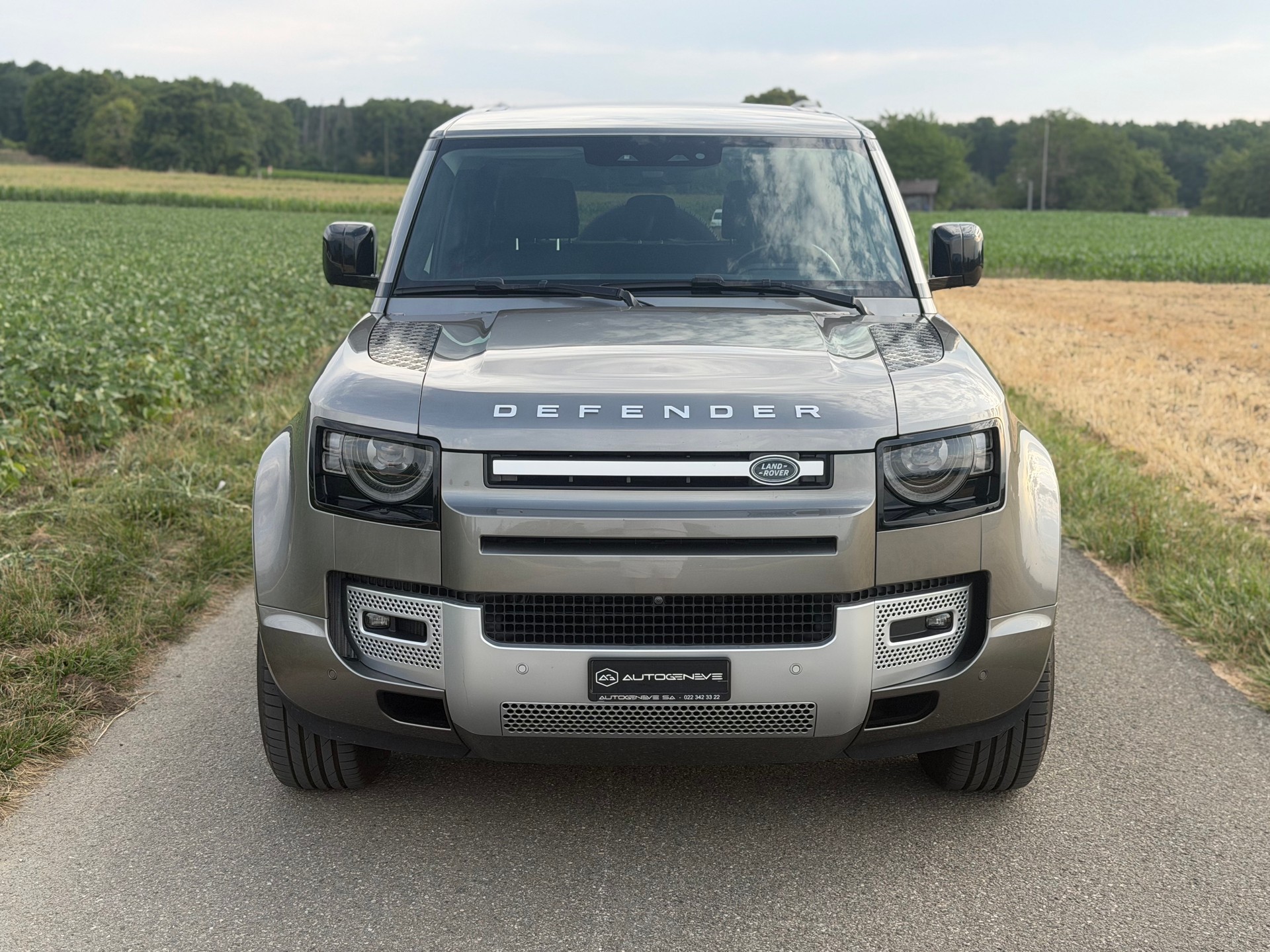 LAND ROVER Defender 110 P400e Si4 PHEV X-Dynamic SE AT8-image-3