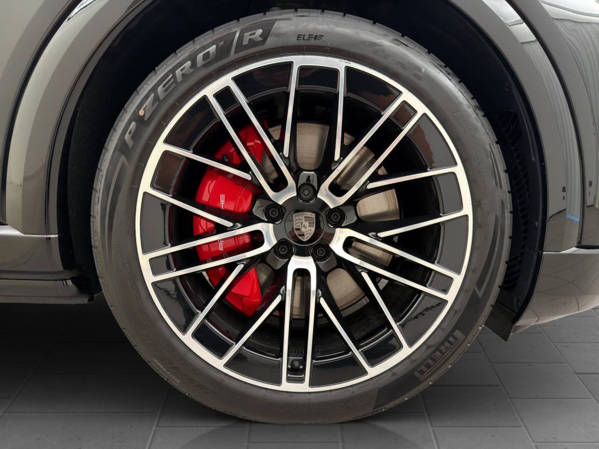 PORSCHE Cayenne Turbo Coupé Electric-image-10