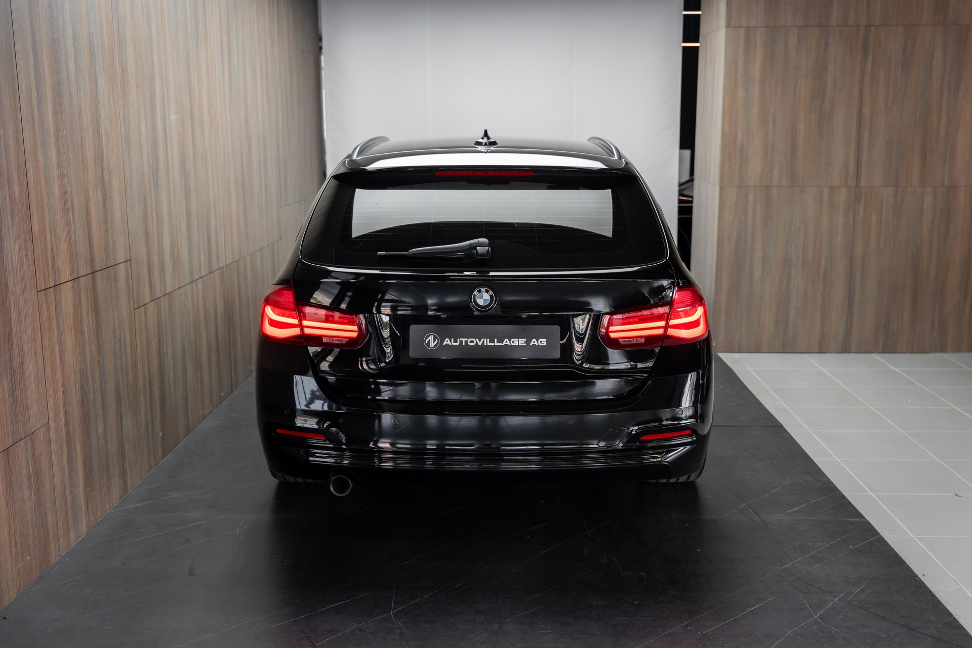 BMW 318d Touring Edition Sport Line Steptronic-image-27