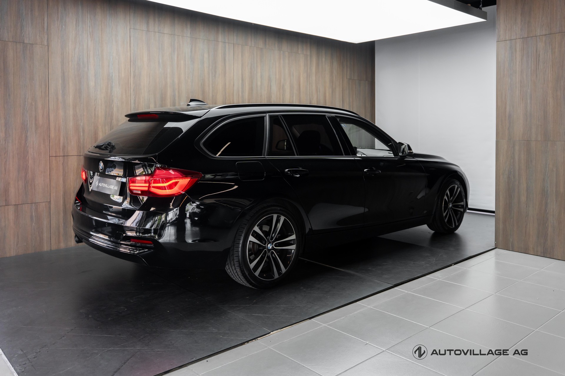 BMW 318d Touring Edition Sport Line Steptronic-image-1