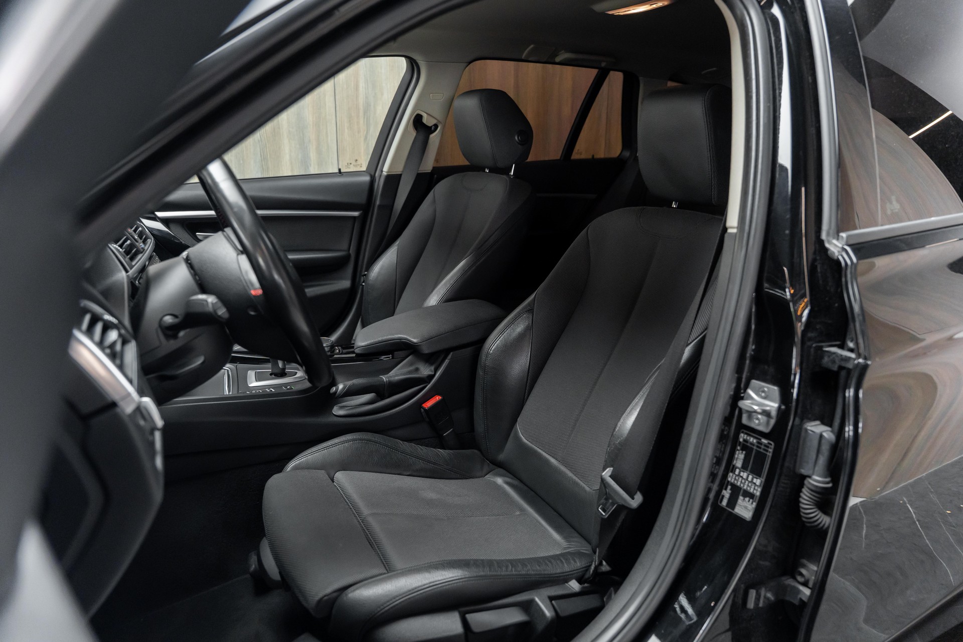 BMW 318d Touring Edition Sport Line Steptronic-image-5