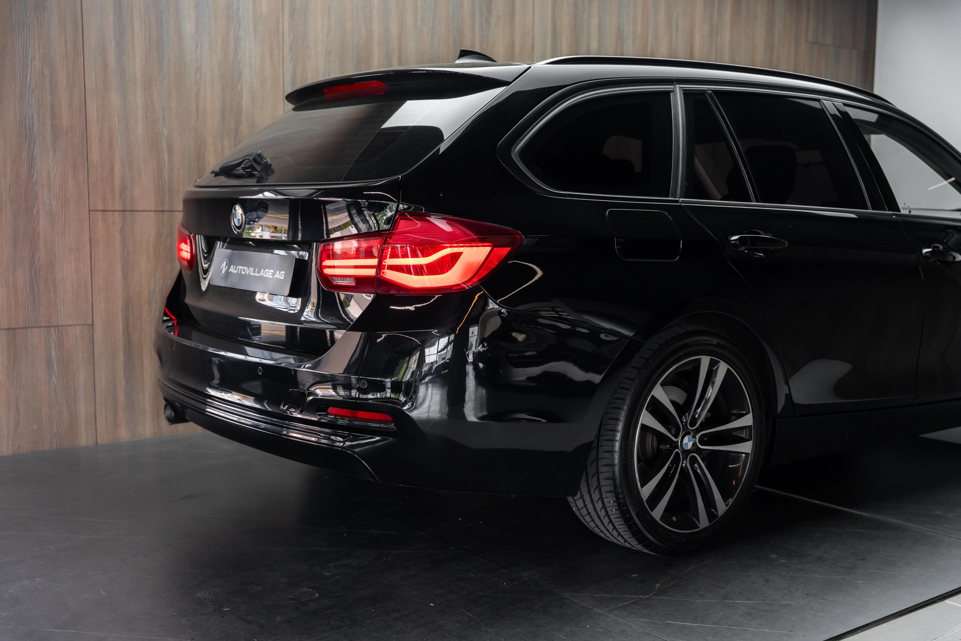 BMW 318d Touring Edition Sport Line Steptronic-image-25
