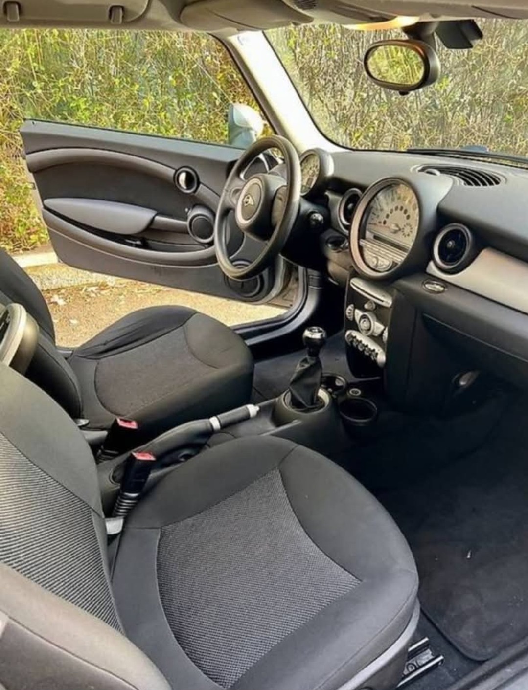 MINI 1.6i Cooper-image-2