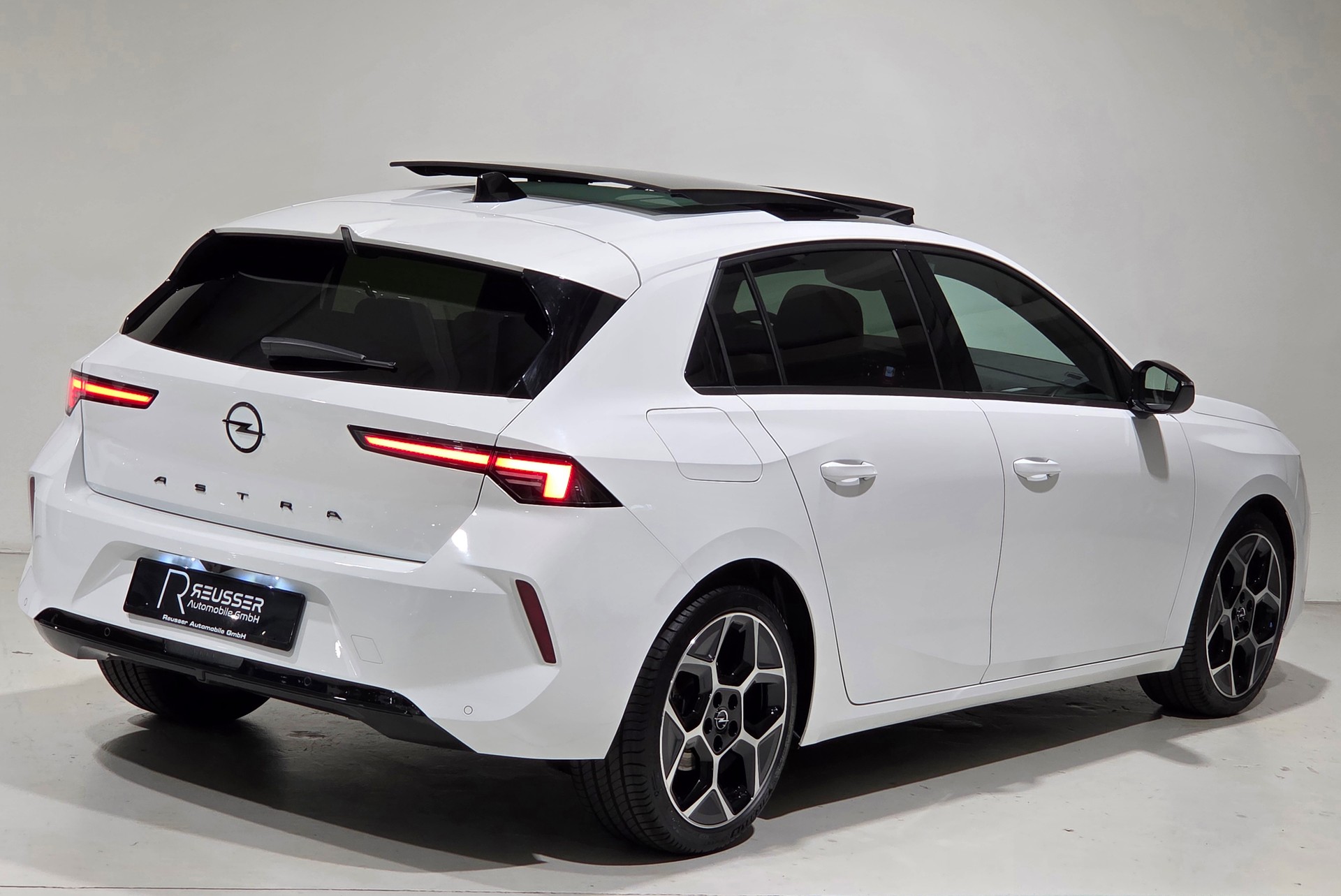 OPEL Astra 1.2i Turbo Swiss Premium Ultimate Limousine-image-29