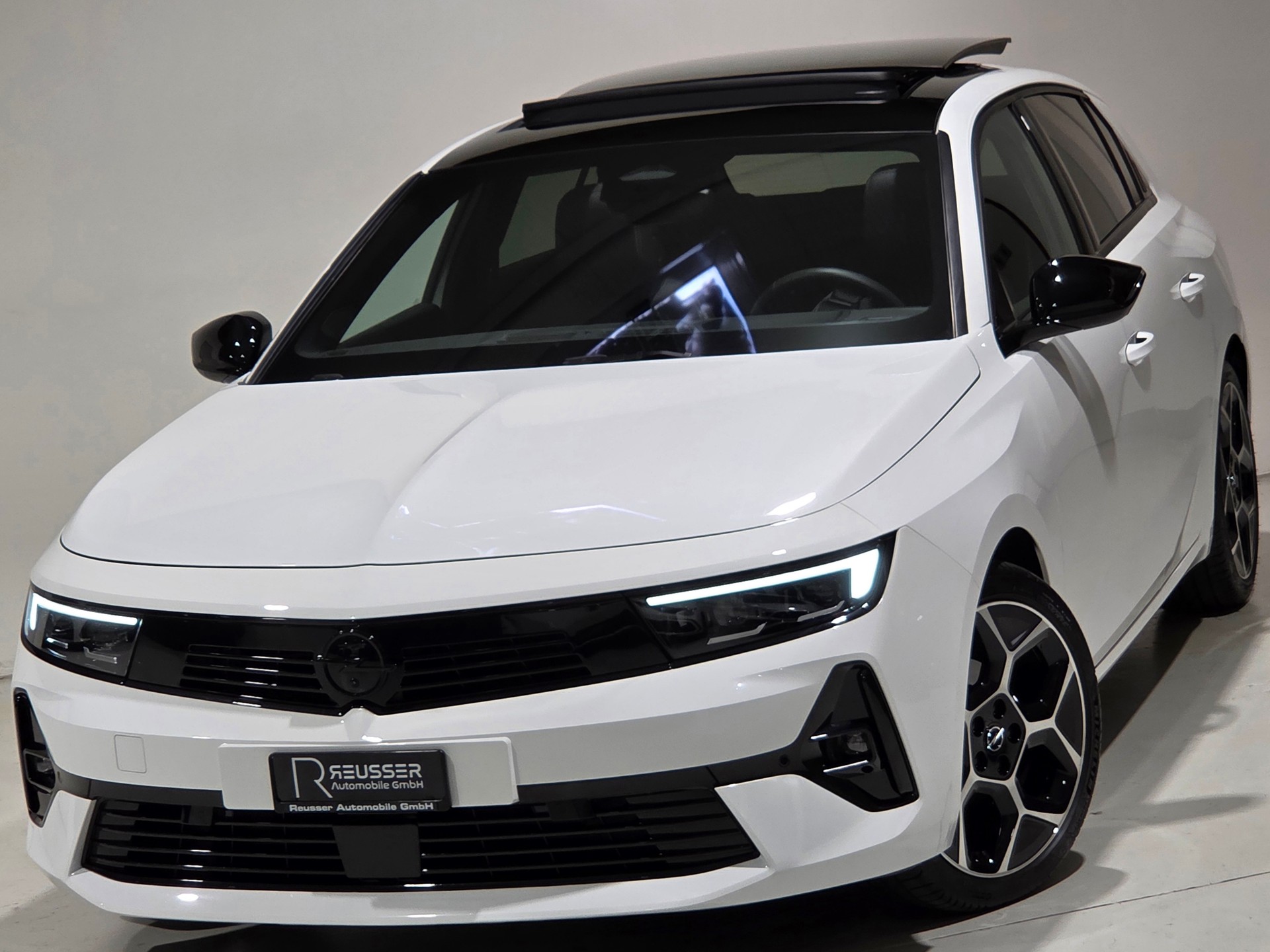 OPEL Astra 1.2i Turbo Swiss Premium Ultimate Limousine-image-0