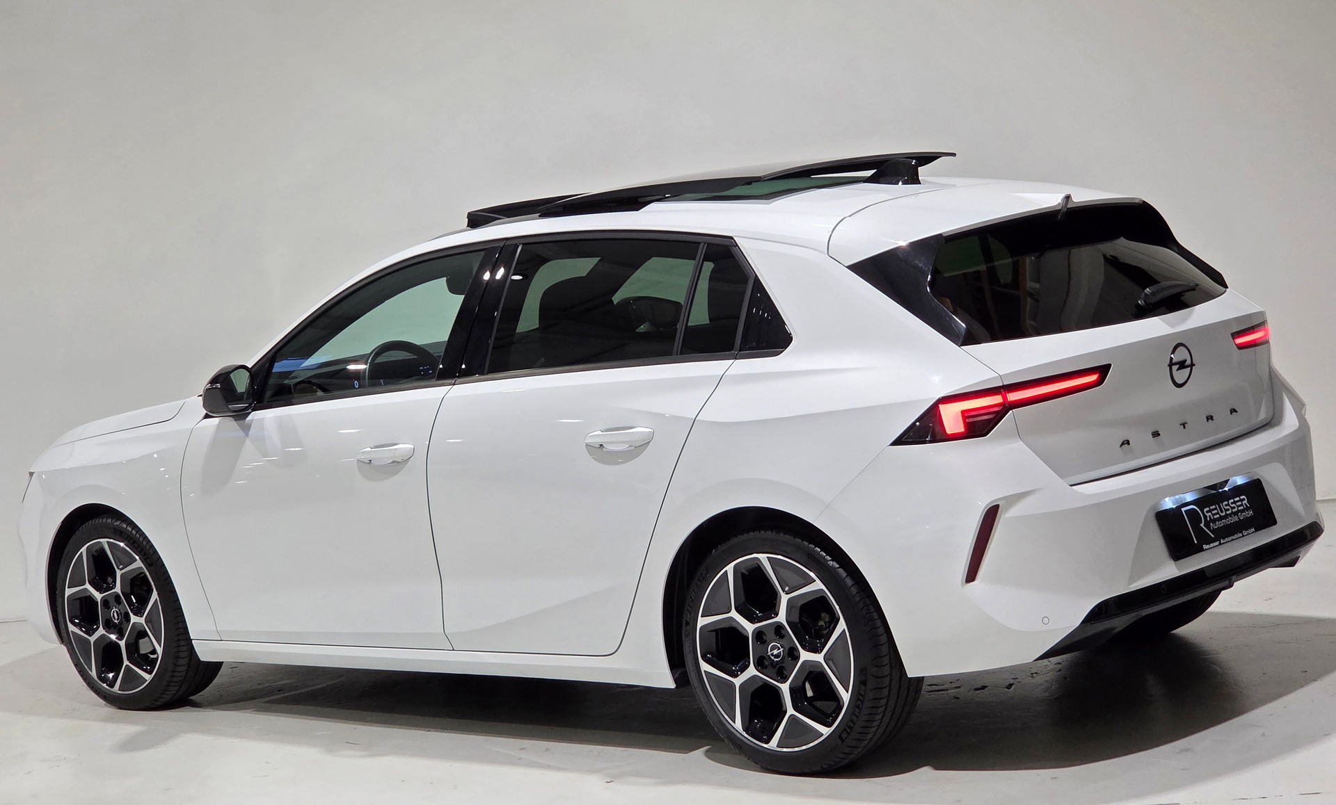OPEL Astra 1.2i Turbo Swiss Premium Ultimate Limousine-image-2