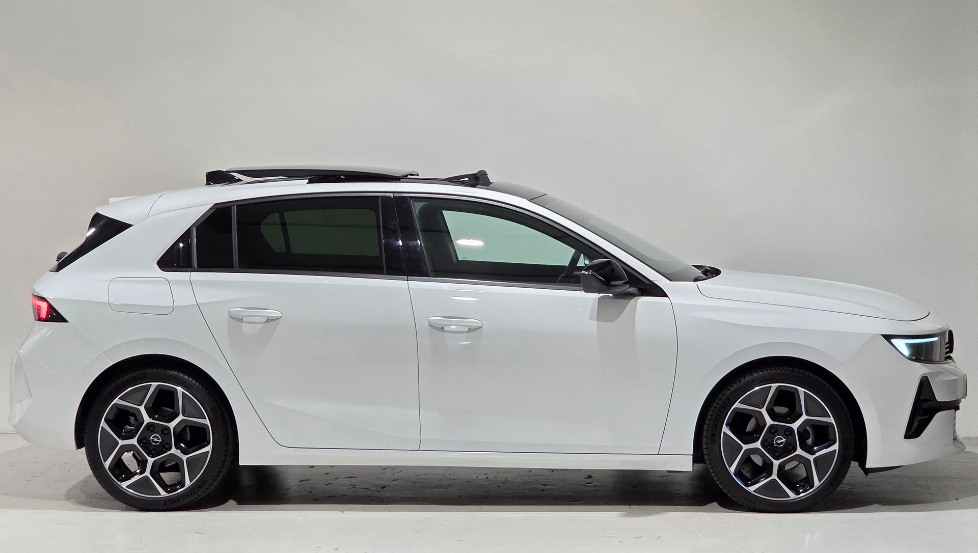 OPEL Astra 1.2i Turbo Swiss Premium Ultimate Limousine-image-28